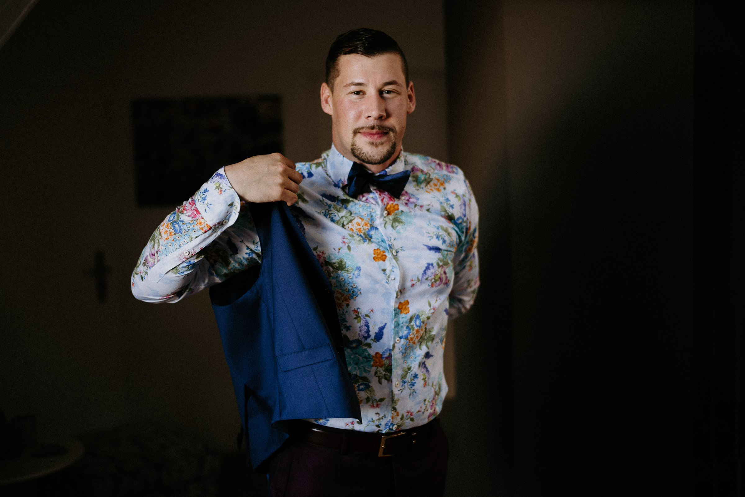 Deutsch-türkische Hochzeit: der Bräutigam zieht sich das Jacket über