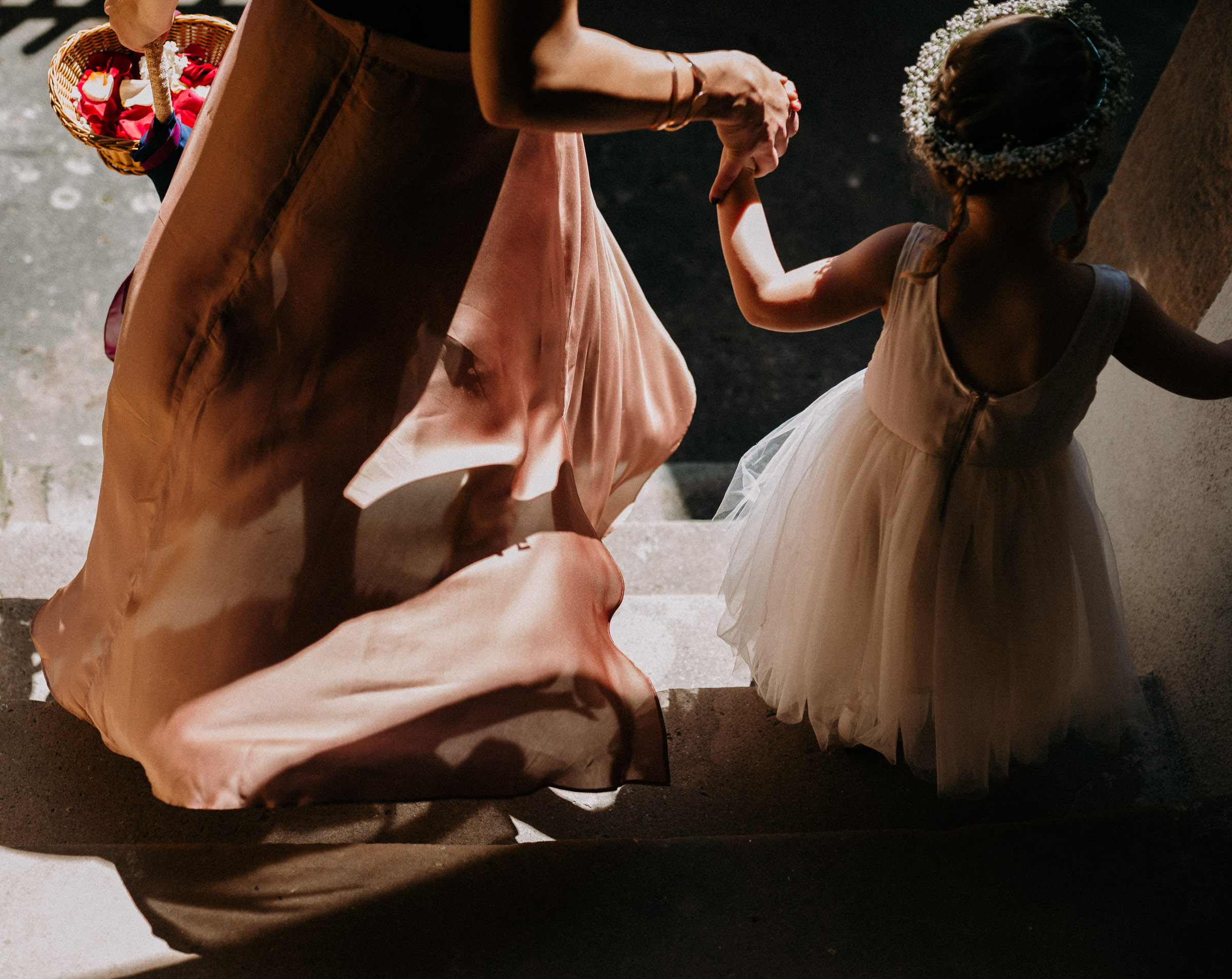 Deutsch-türkische Hochzeit: Blumenmädchen mit Hochzeitsgast auf dem Weg zur Trauung