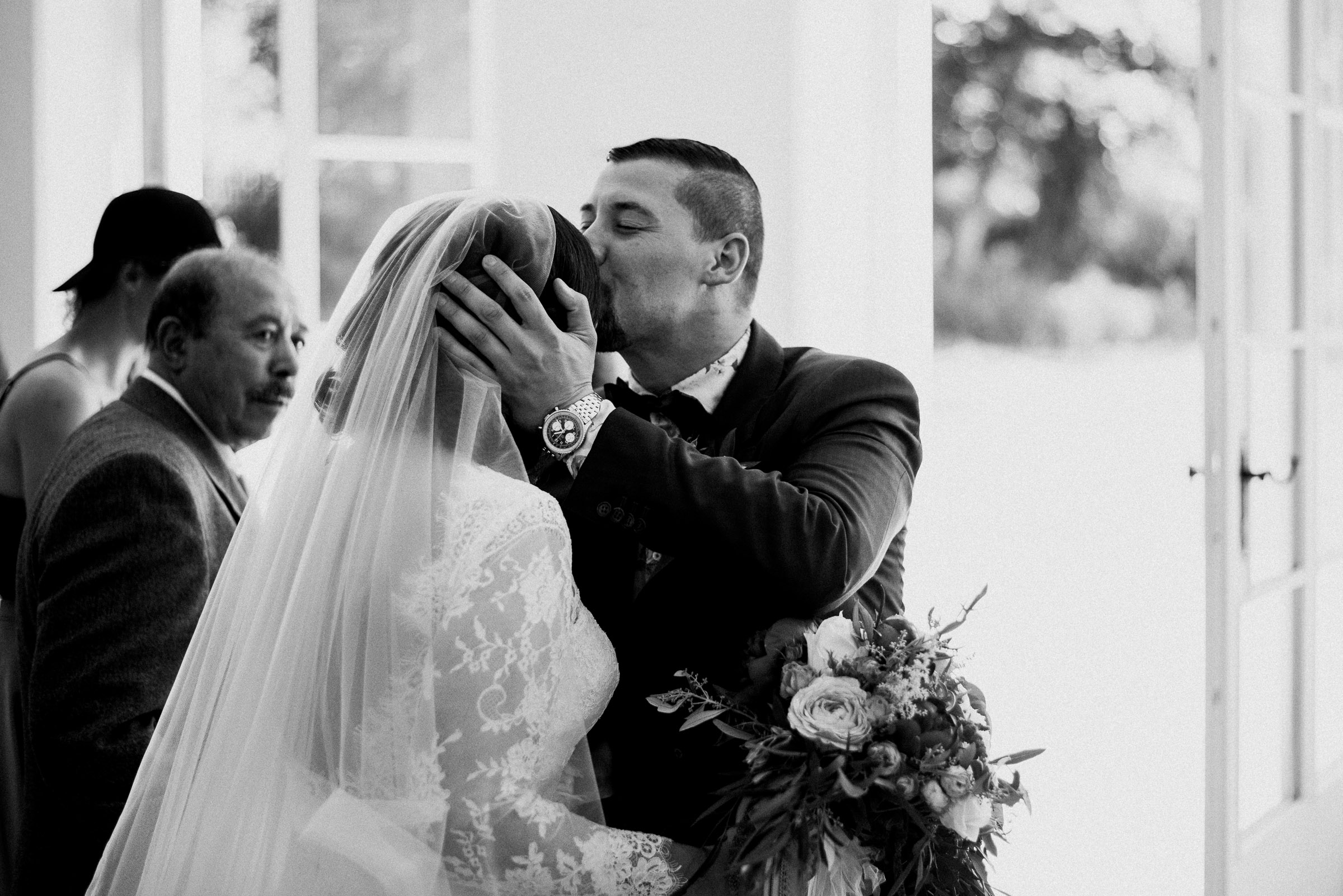 Deutsch-türkische Hochzeit: Bräutigam küsst der Braut die Stirn