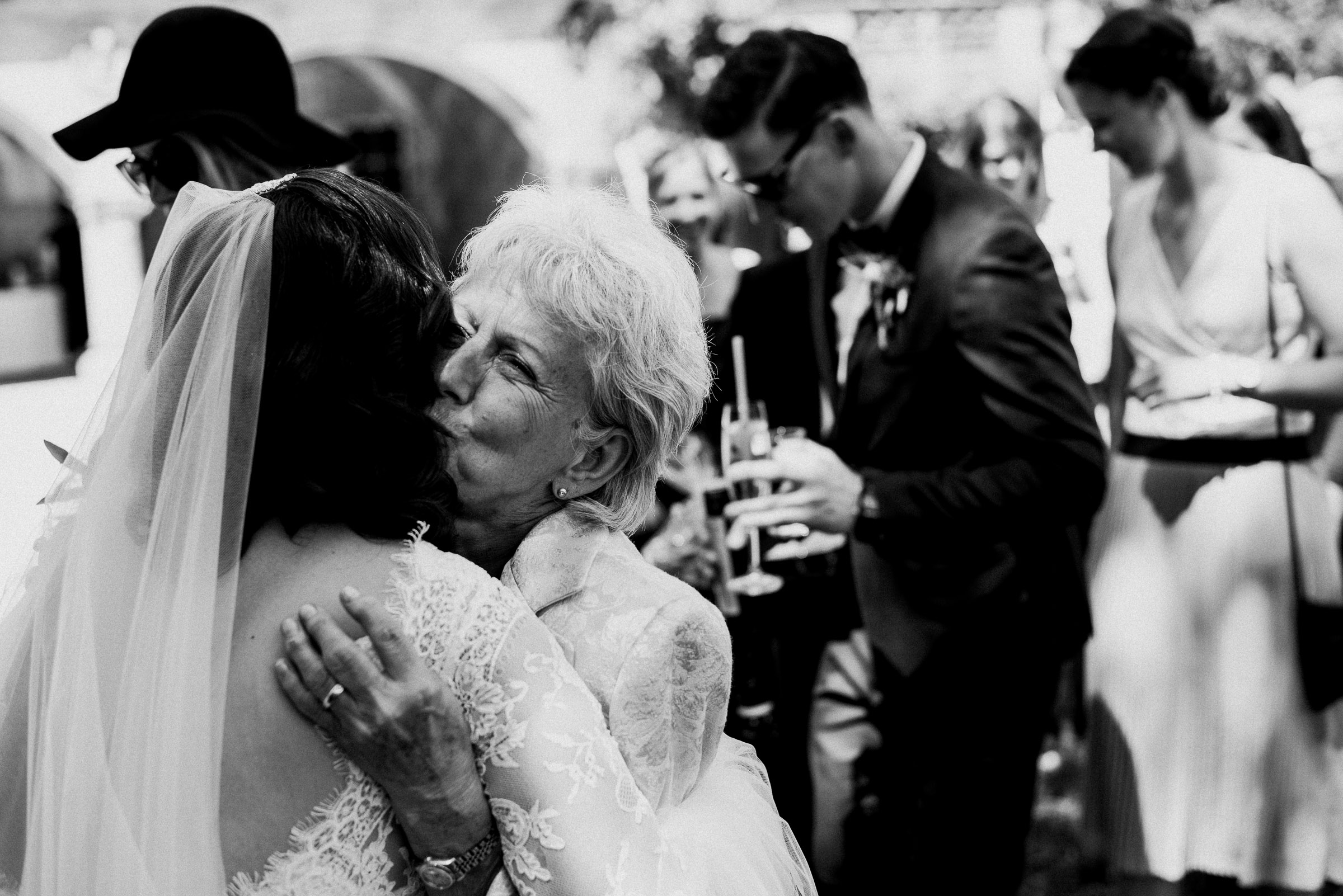 Deutsch-türkische Hochzeit: Braut wird von Hochzeitsgast umarmt
