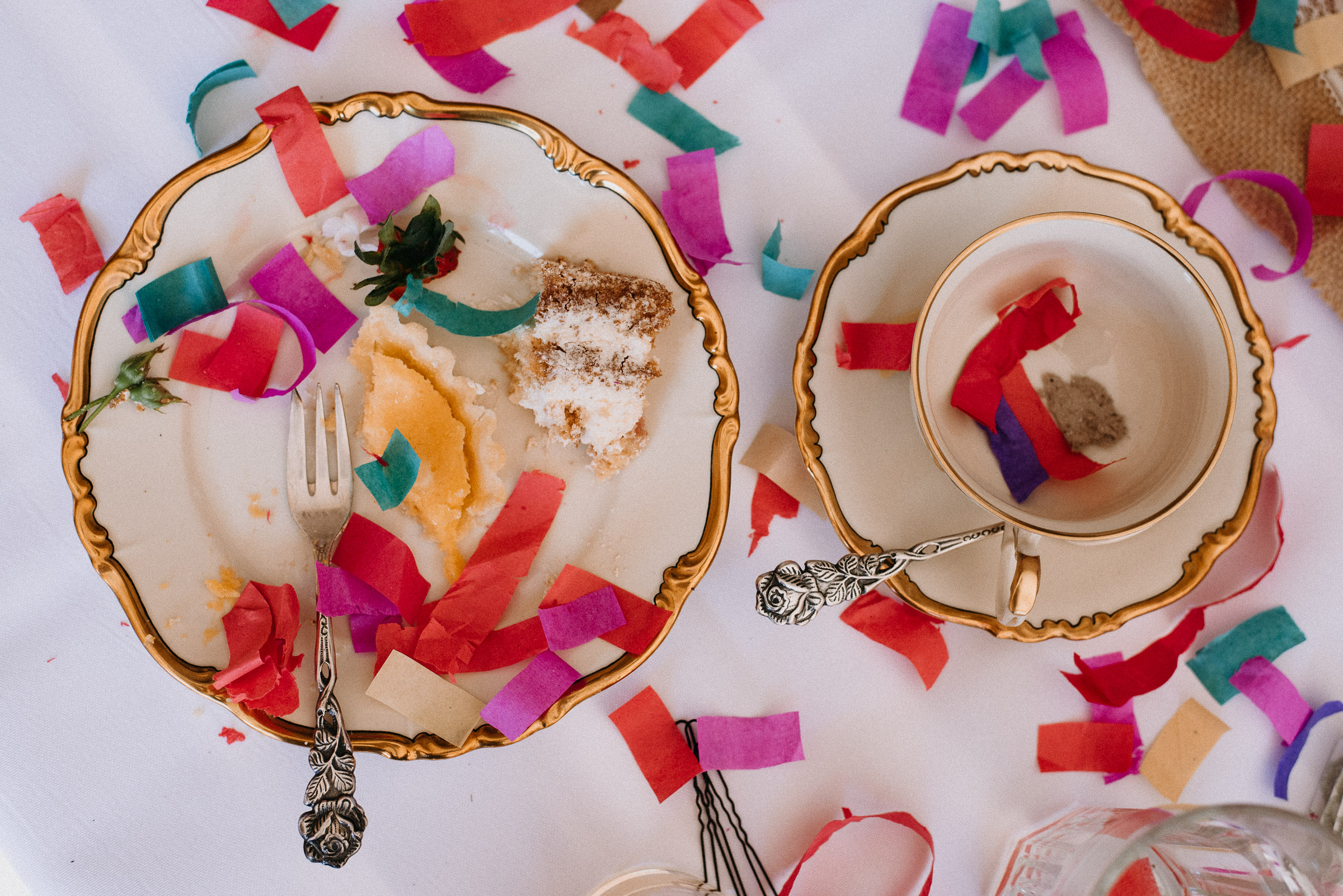 Deutsch-türkische Hochzeit: Konfetti auf leeren Kuchentellern