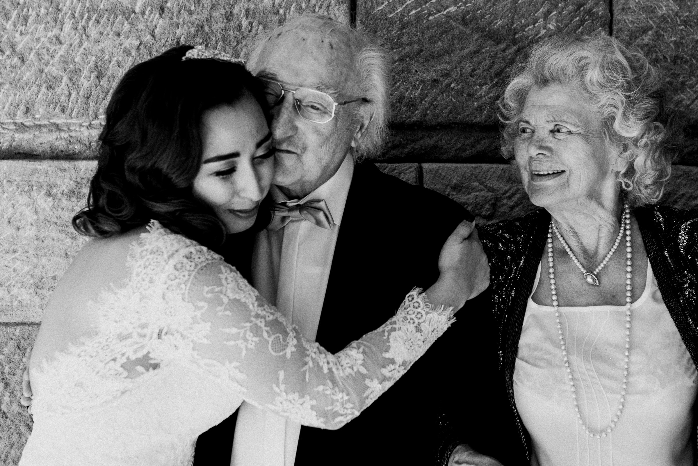 Deutsch-türkische Hochzeit: die Braut umarmt einen älteren, gerührten Herrn