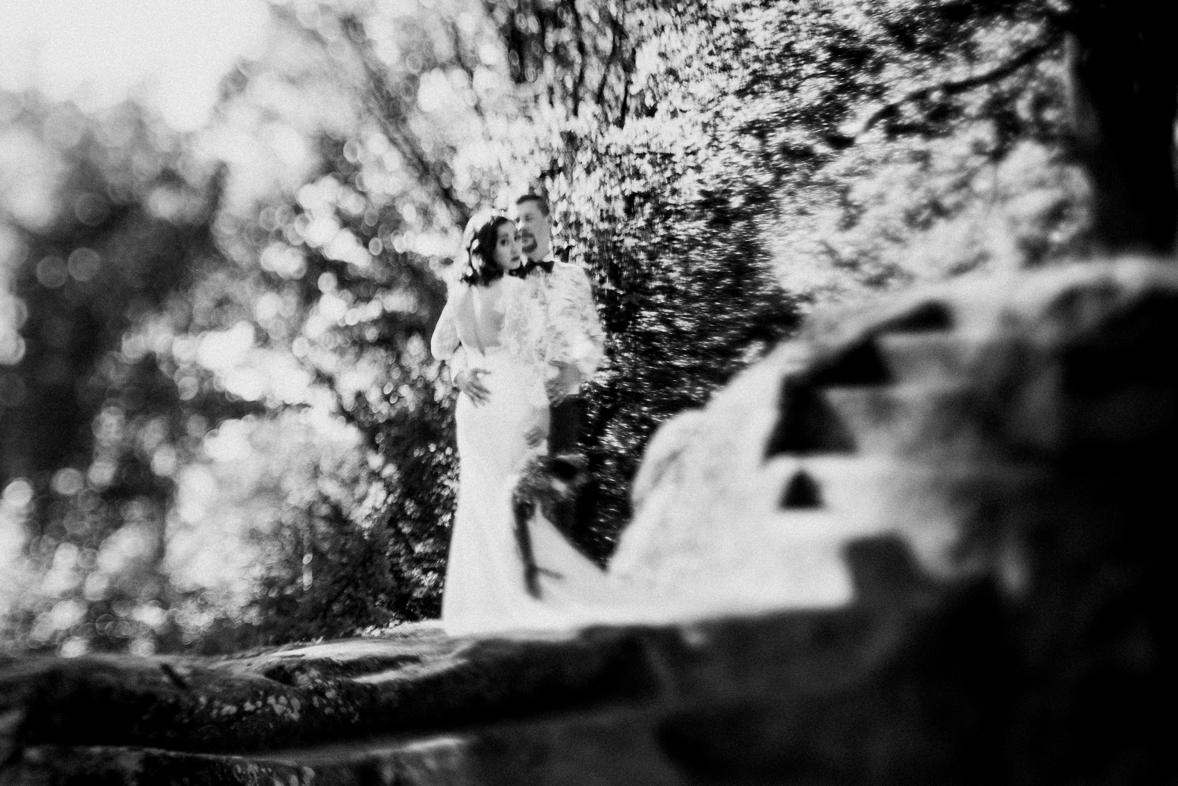 Deutsch-türkische Hochzeit: Brautpaar steht eng beisammen, Braut schaut zur Fotografin