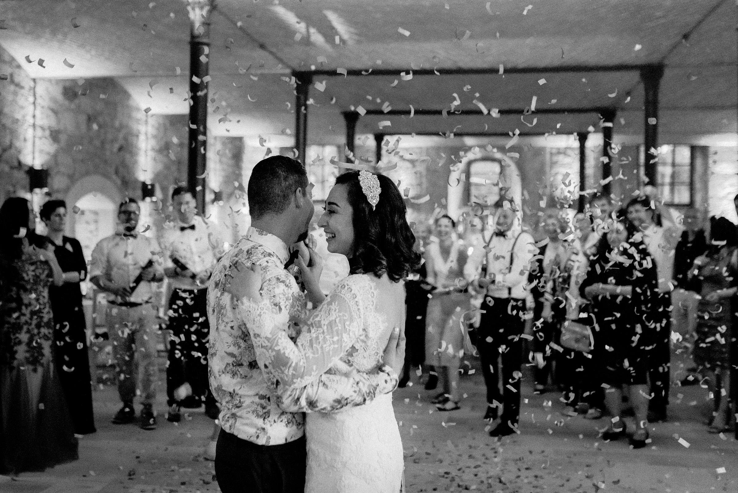 Deutsch-türkische Hochzeit: Brautpaar tanzt Eröffnungstanz im Konfetti-Regen