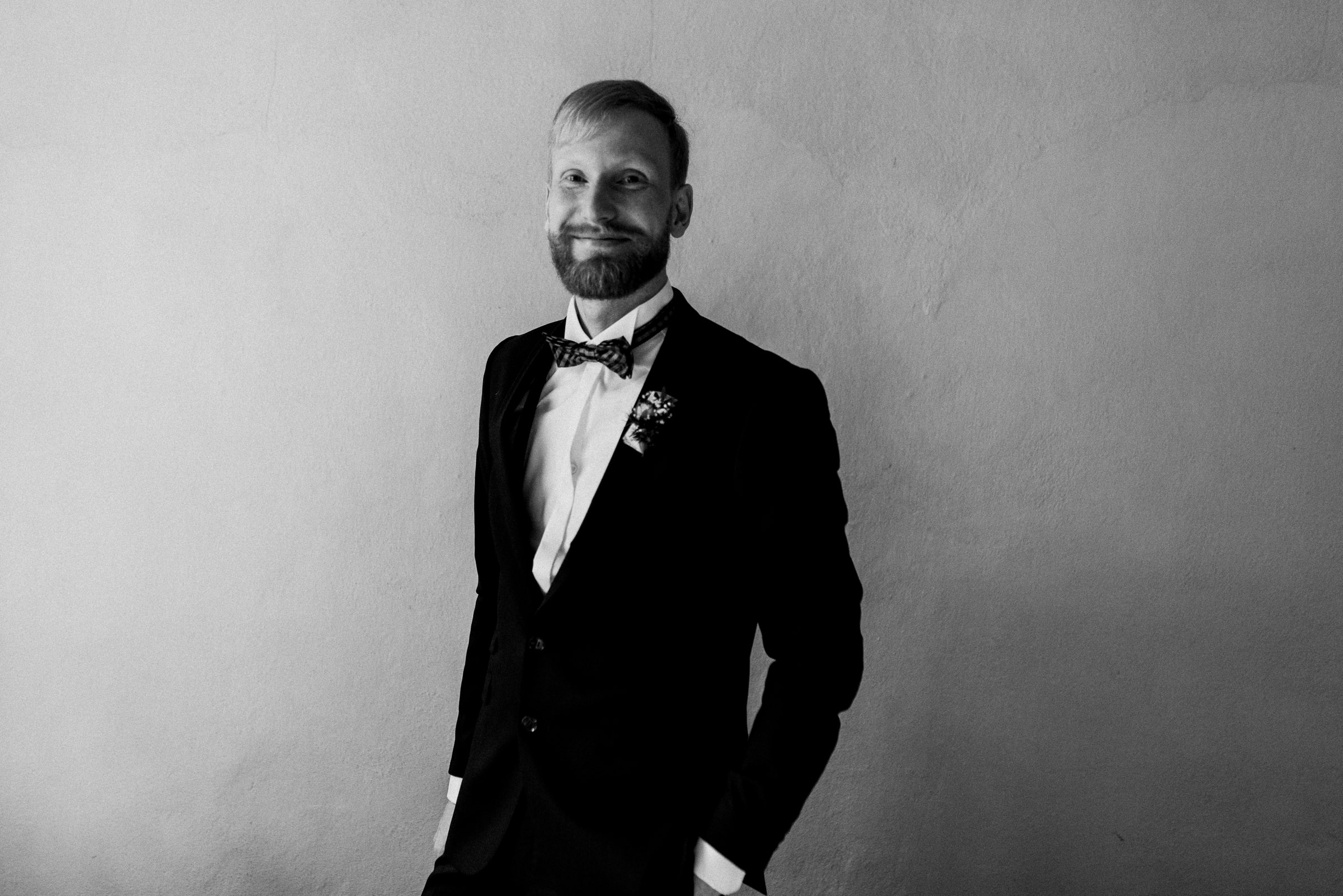 Outdoor-Hochzeit: strahlender Bräutigam