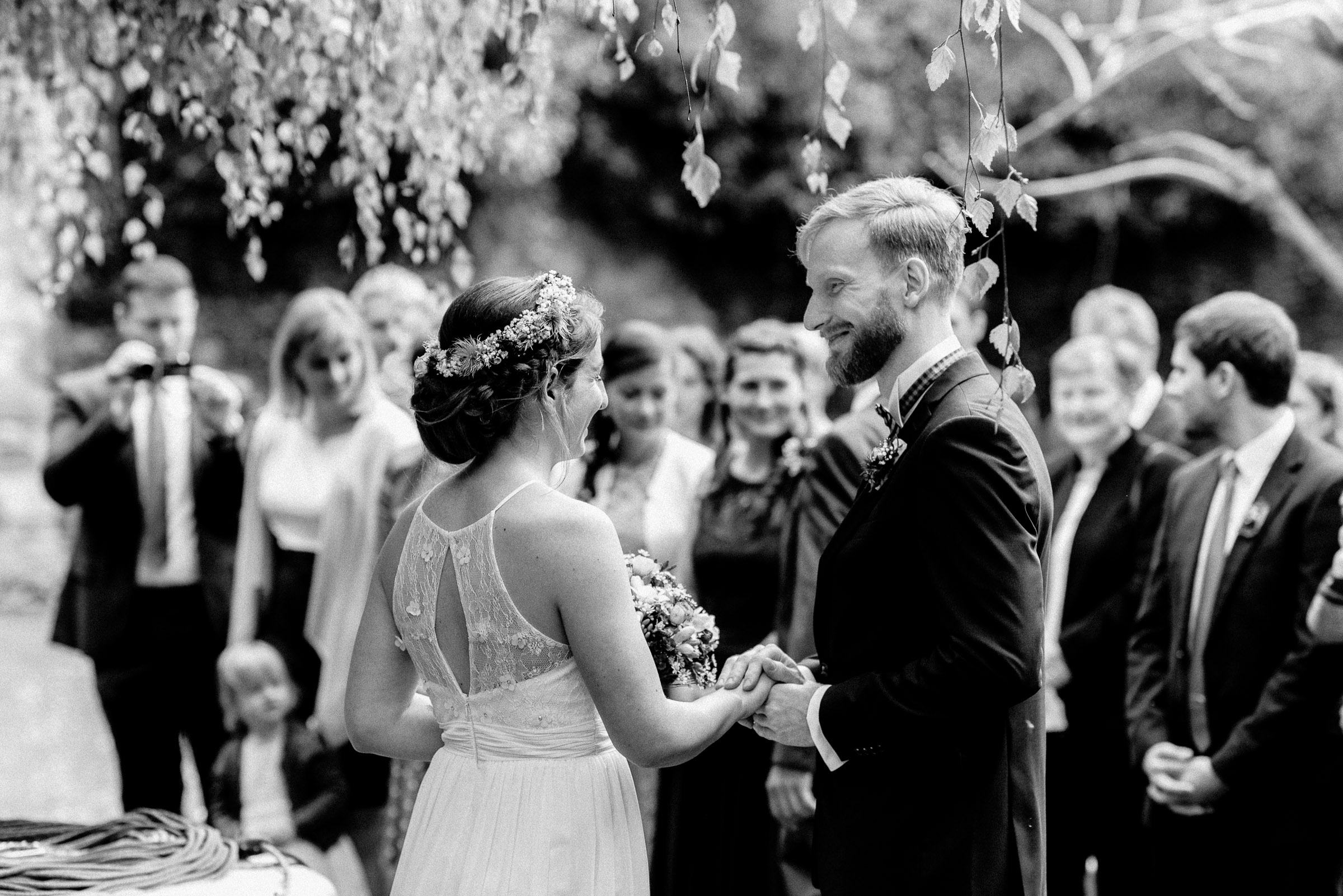 Outdoor-Hochzeit: der Bräutigam nimmt die Braut in Empfang