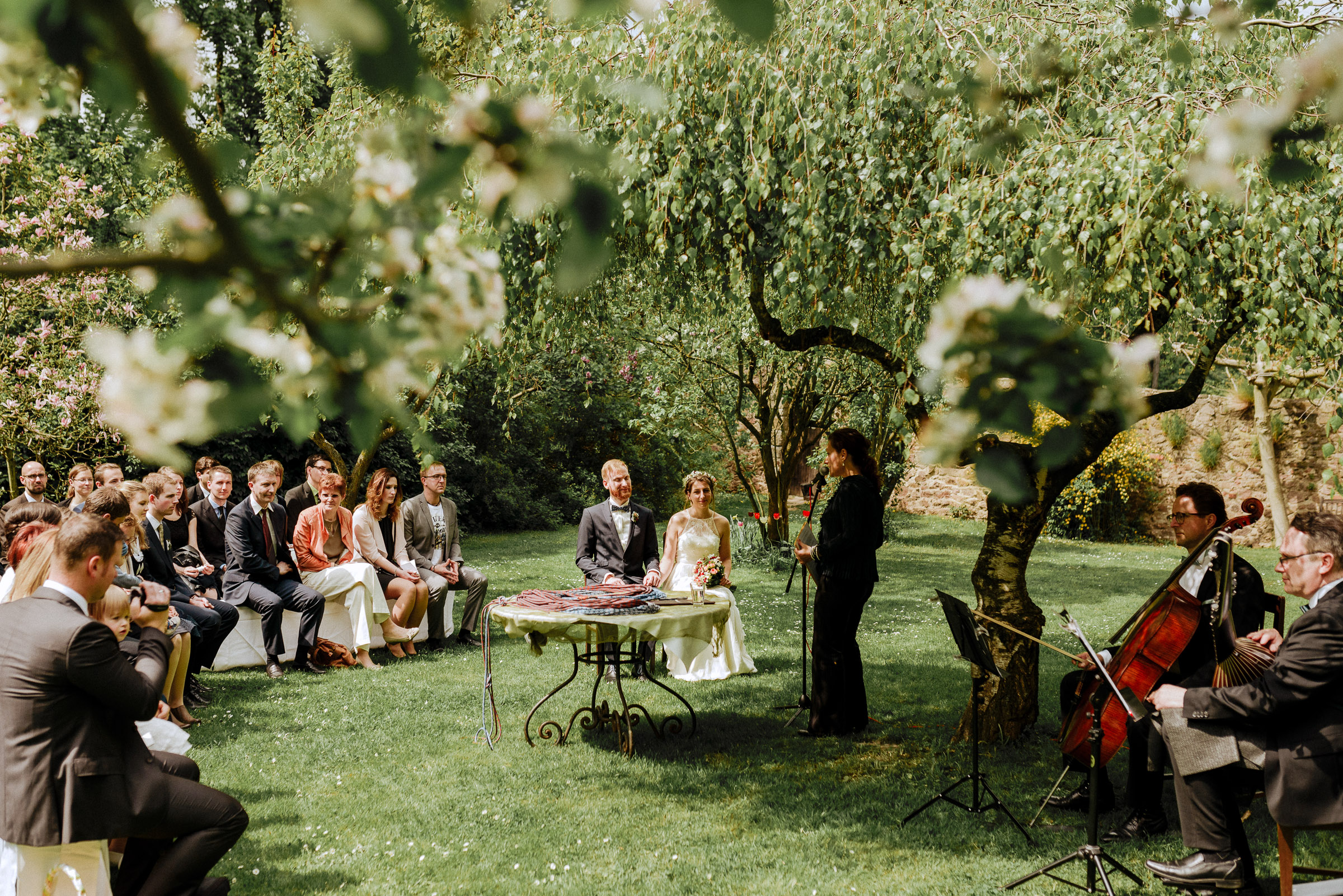 Outdoor-Hochzeit: das Brautpaar bei der Trauung im Schloßgarten