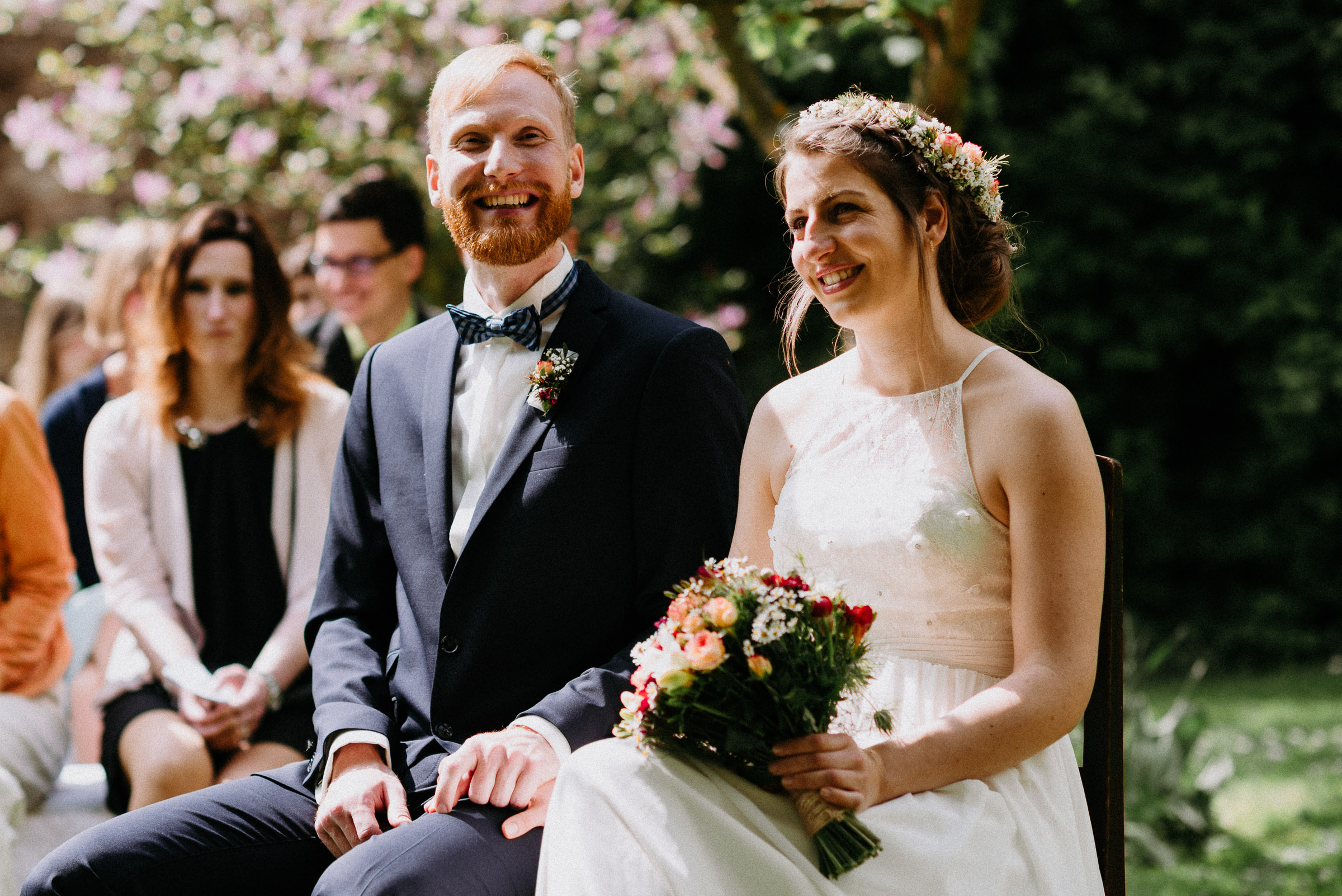 Outdoor-Hochzeit: das strahlende Brautpaar während der Trauung