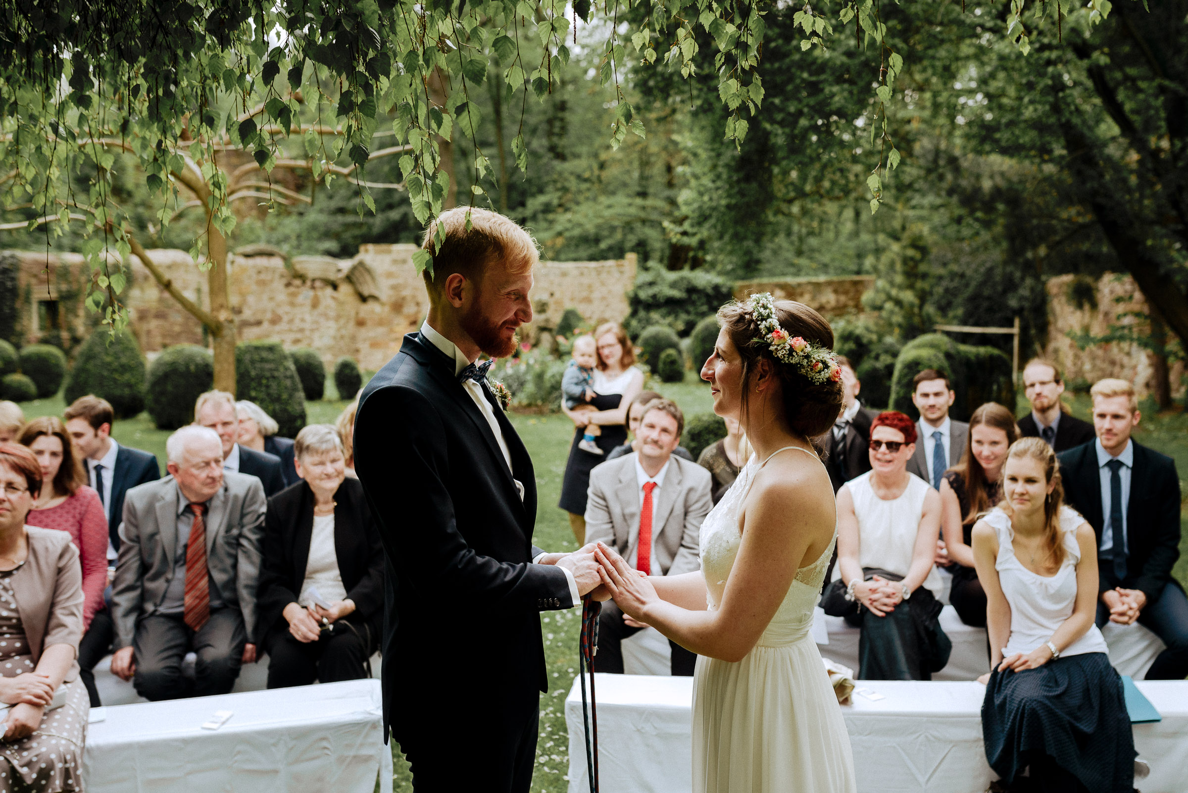 Outdoor-Hochzeit: das Brautpaar während der Trauung