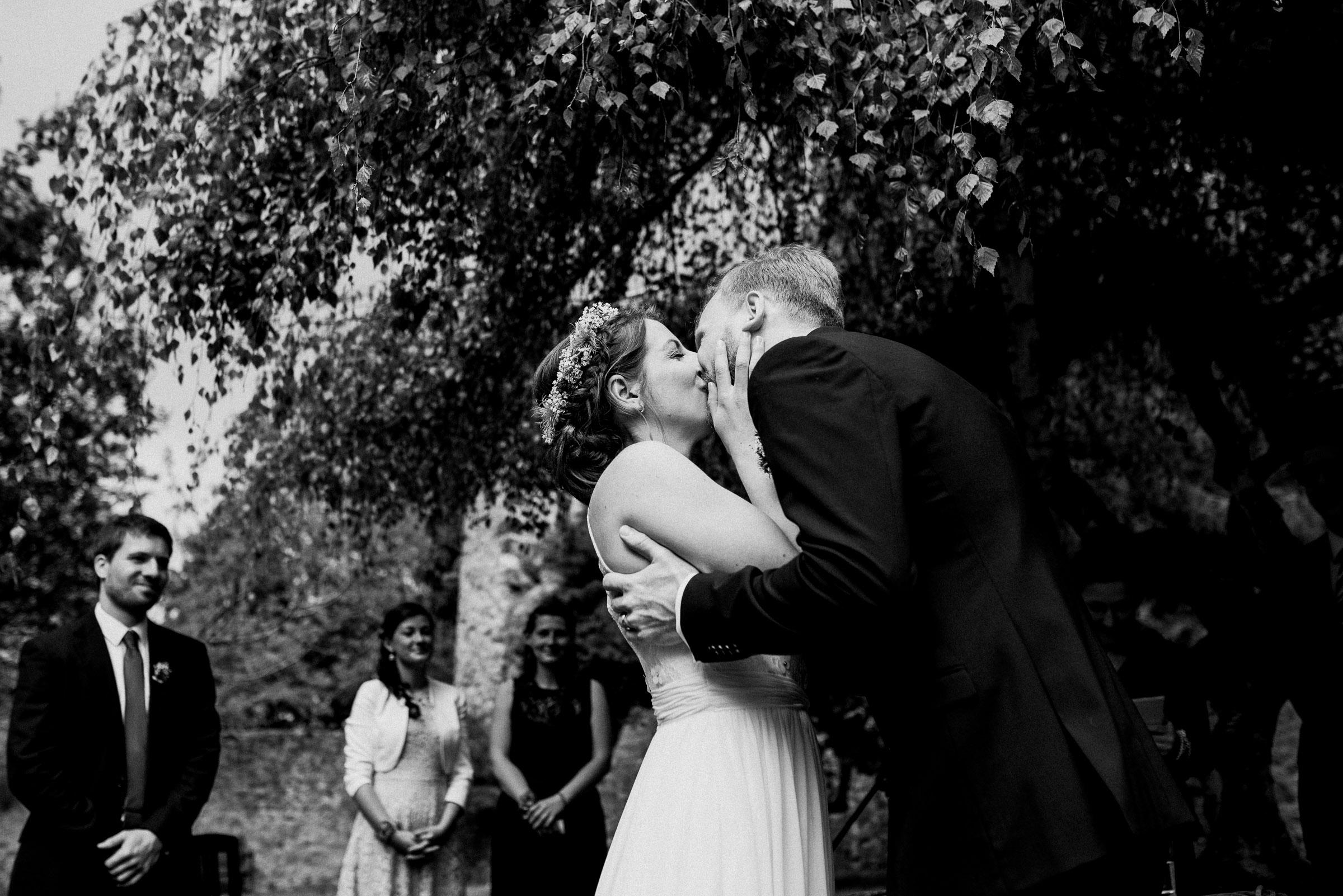 Outdoor-Hochzeit: Kuss des Brautpaars