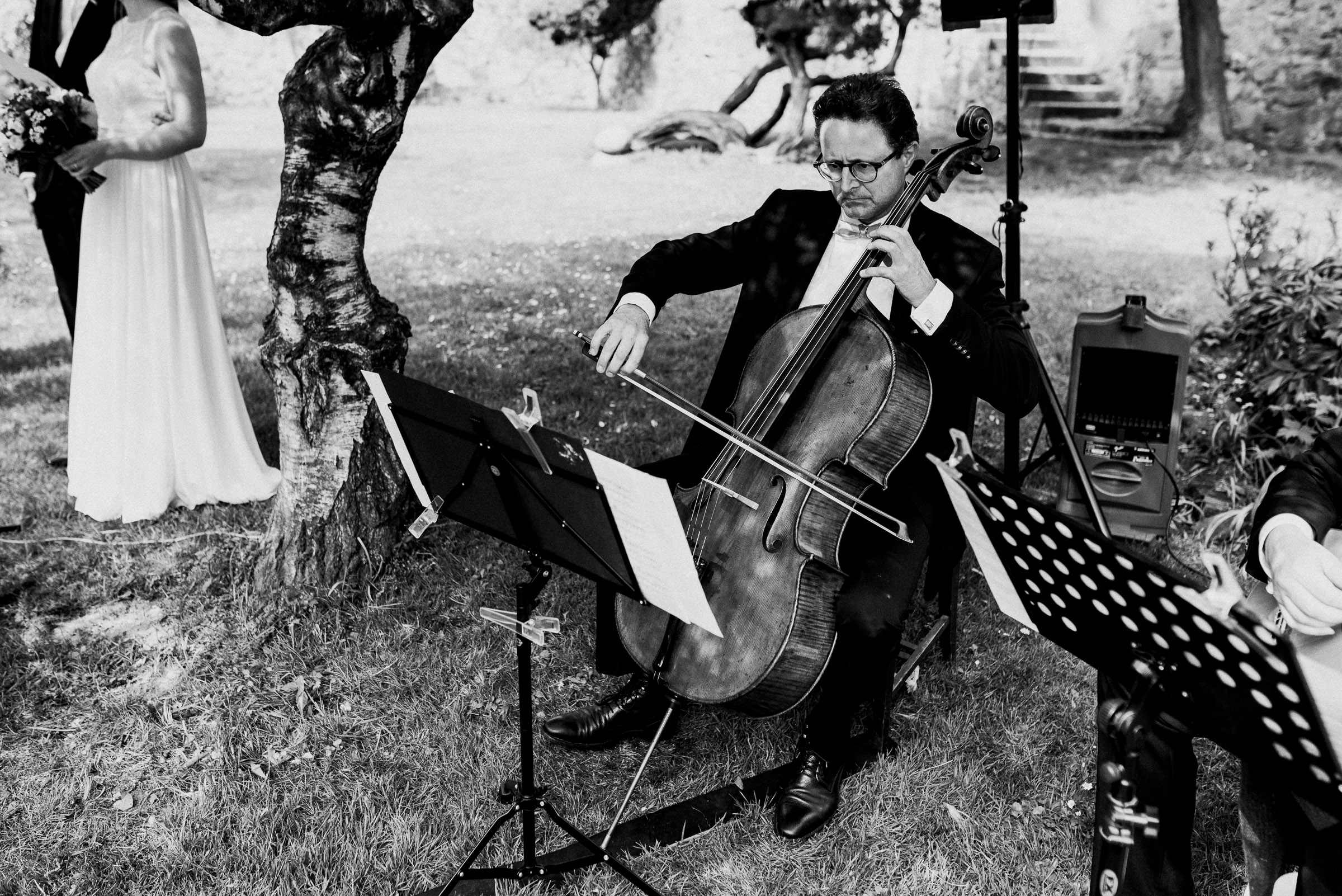 Outdoor-Hochzeit: Cellist während der Trauung