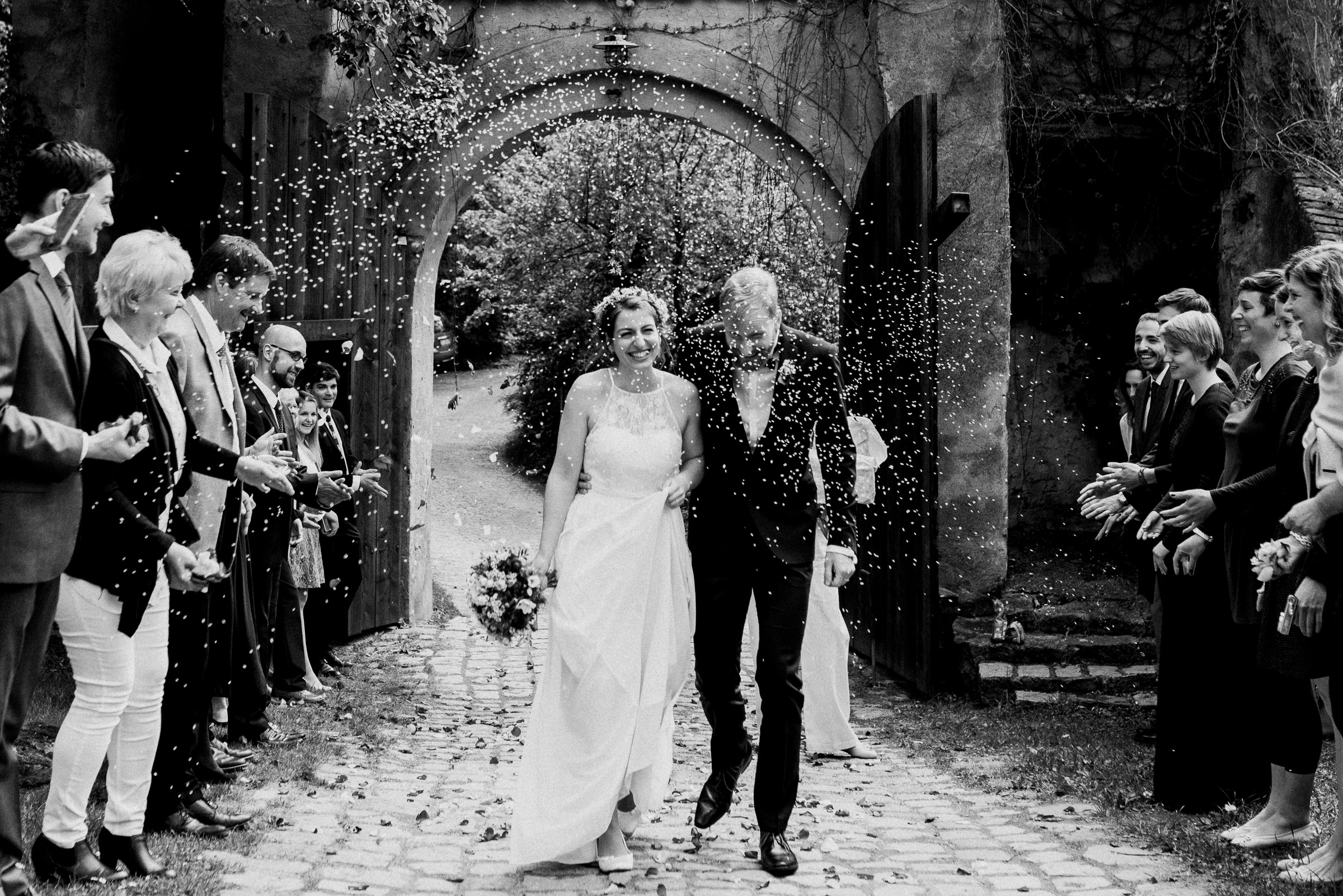 Outdoor-Hochzeit: Auszug des Brautpaars, es wird Reis geworfen