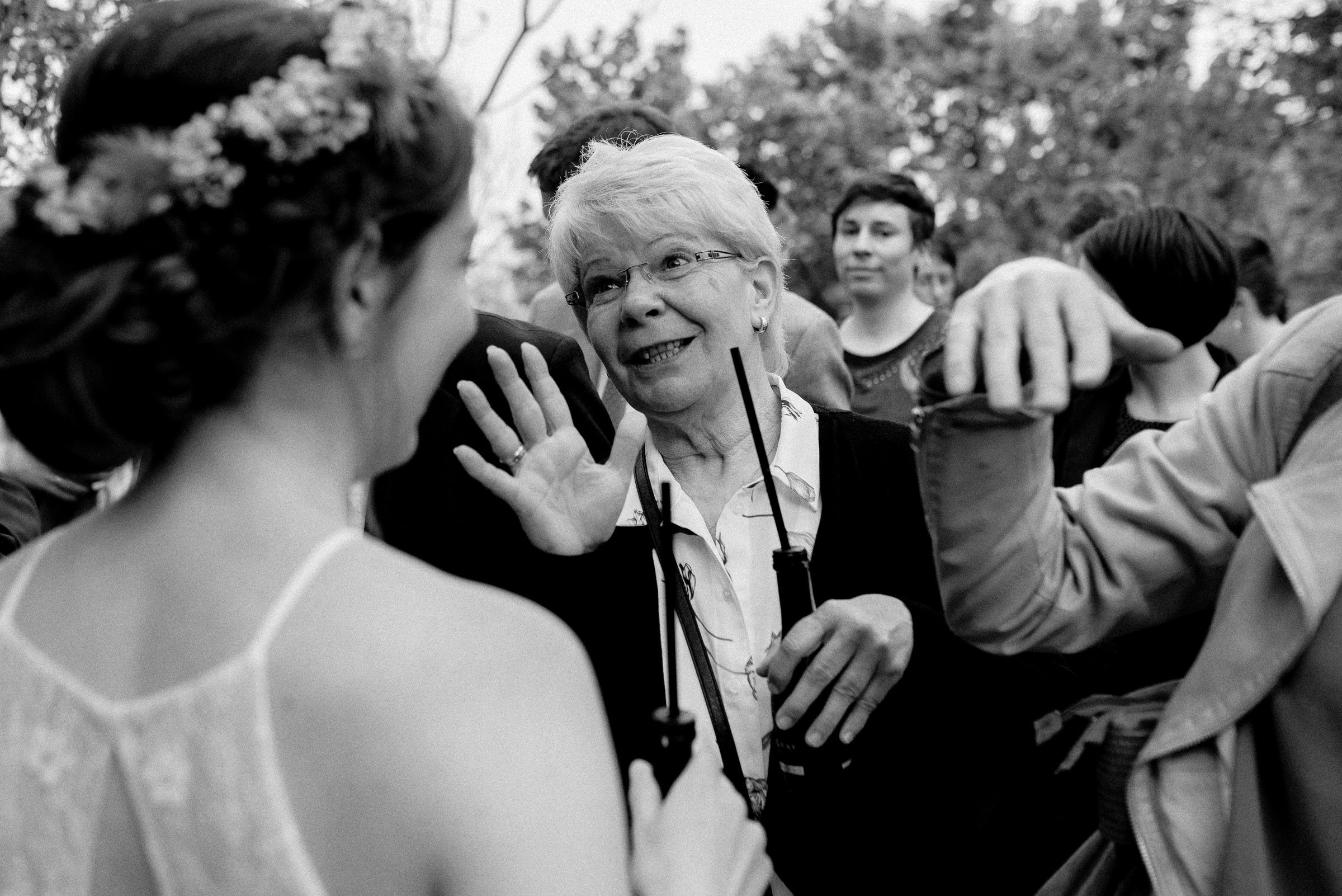 Outdoor-Hochzeit: Hochzeitsgast spricht mit Braut