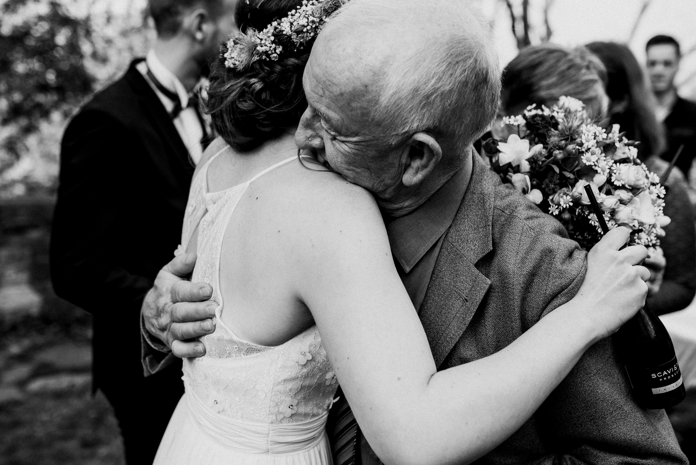 Outdoor-Hochzeit: Hochzeitsgast umarmt Braut