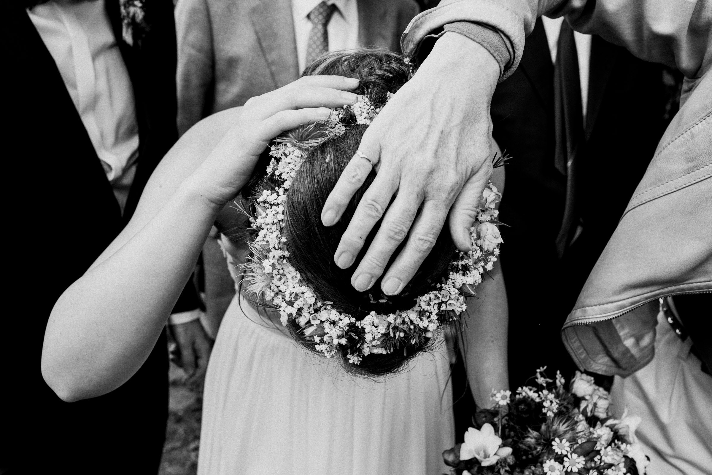 Outdoor-Hochzeit: Reis wird aus den Haaren der Braut geschüttelt
