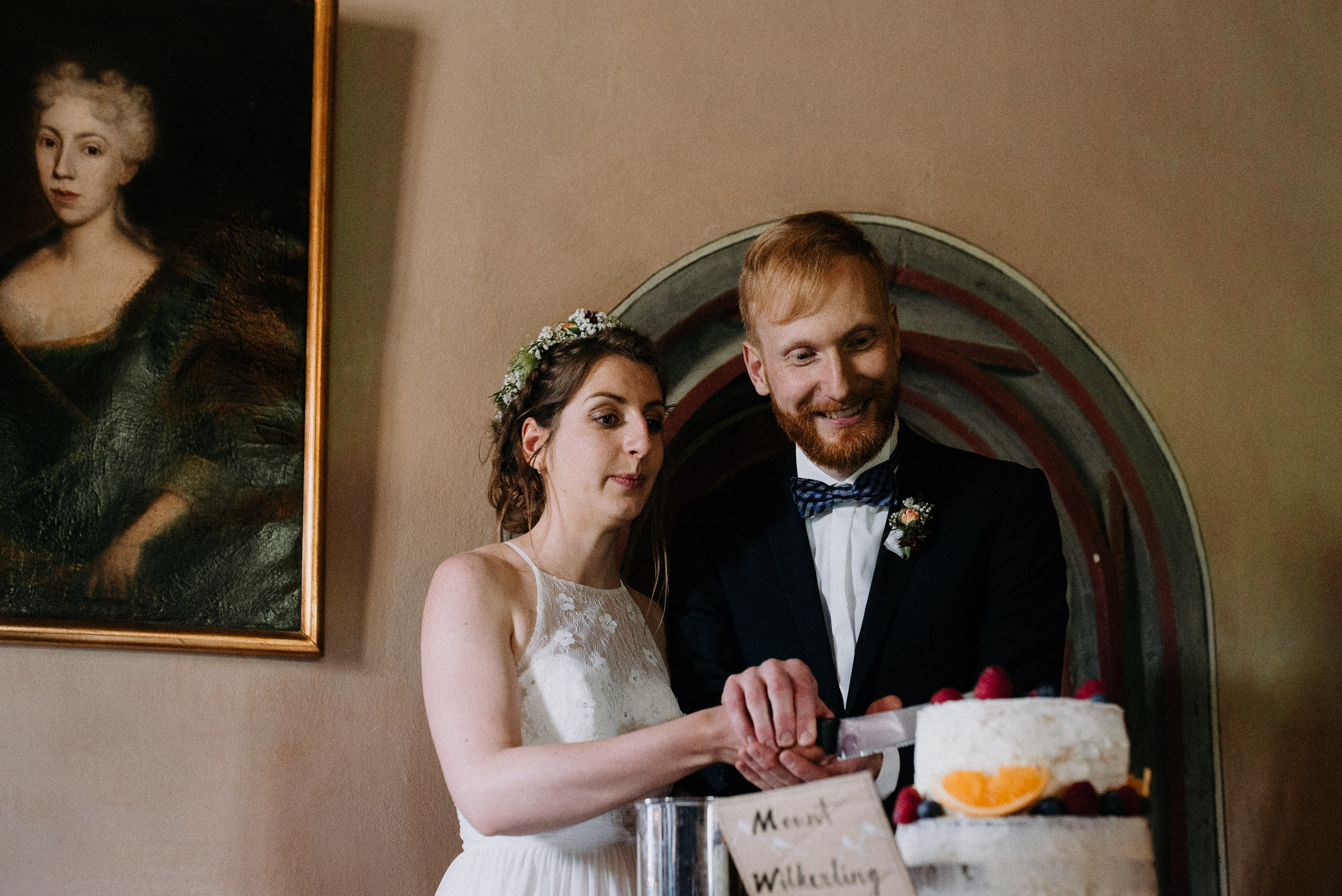 Outdoor-Hochzeit: Brautpaar schneidet die Hochzeitstorte an