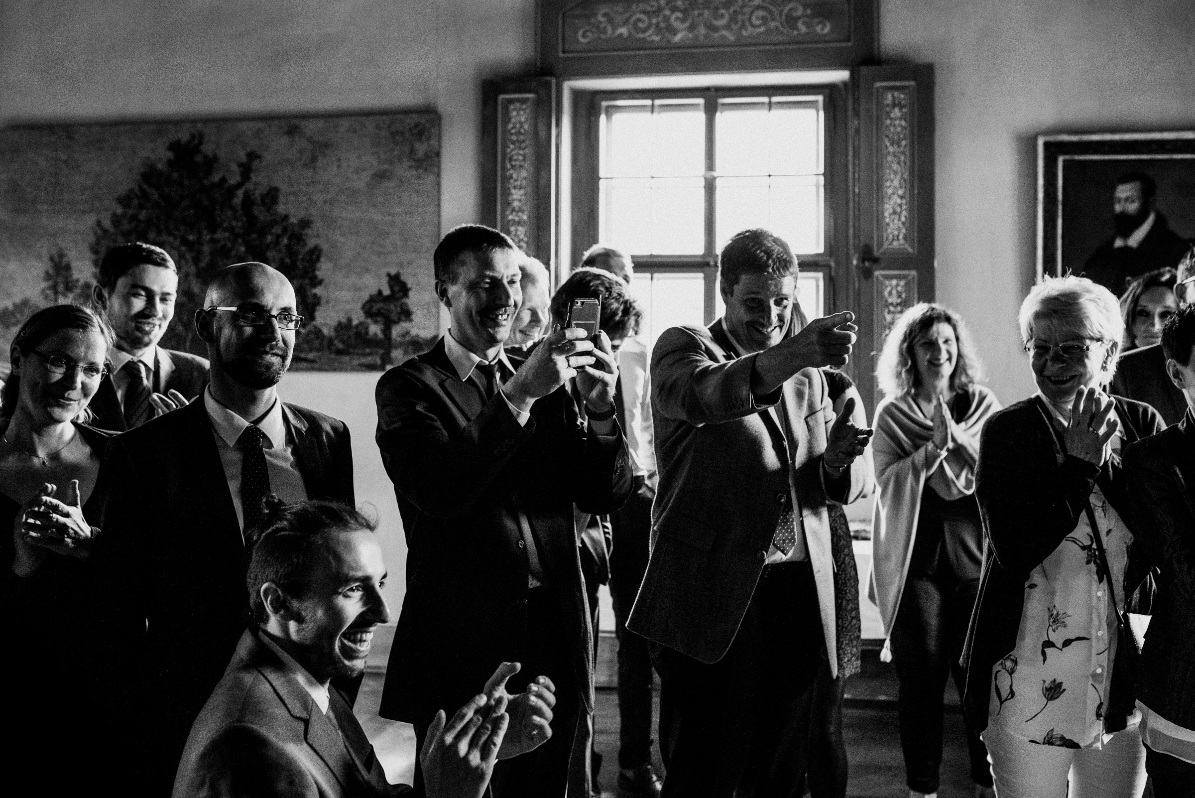 Outdoor-Hochzeit: Gäste fotografieren während des Anschneidens der Hochzeitstorte