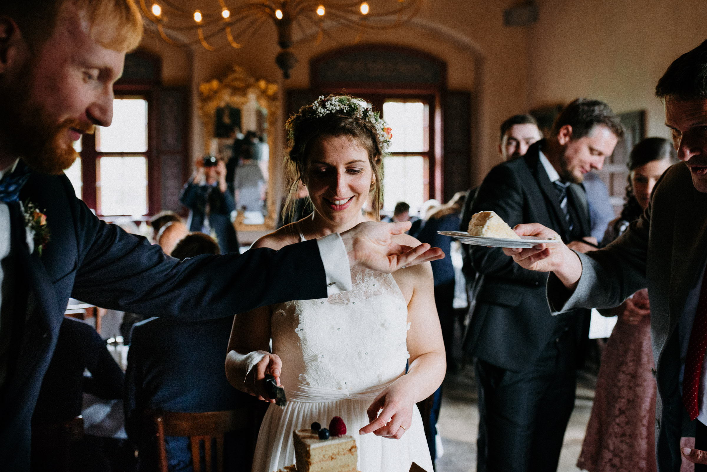 Outdoor-Hochzeit: Brautpaar verteilt Kuchen