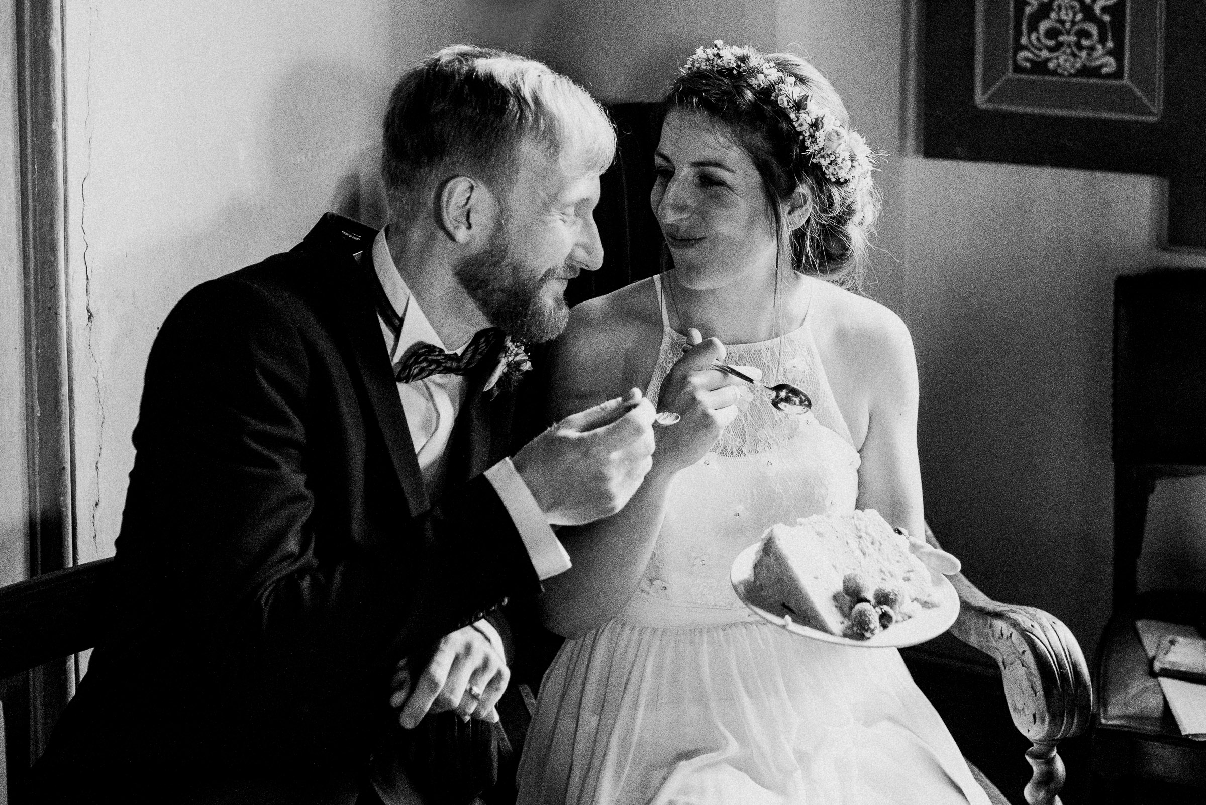 Outdoor-Hochzeit: Brautpaar beim Kuchen essen