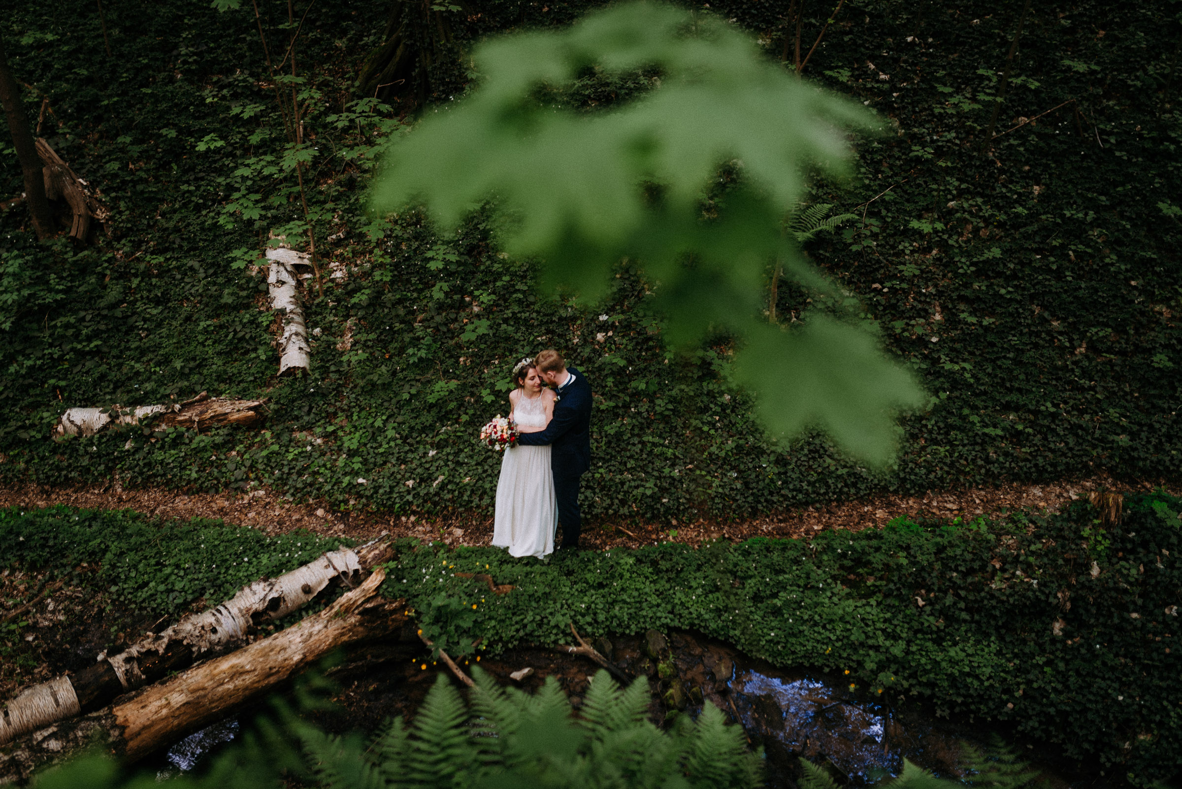 Outdoor-Hochzeit: Brautpaar eng umschlungen im Schloßgarten