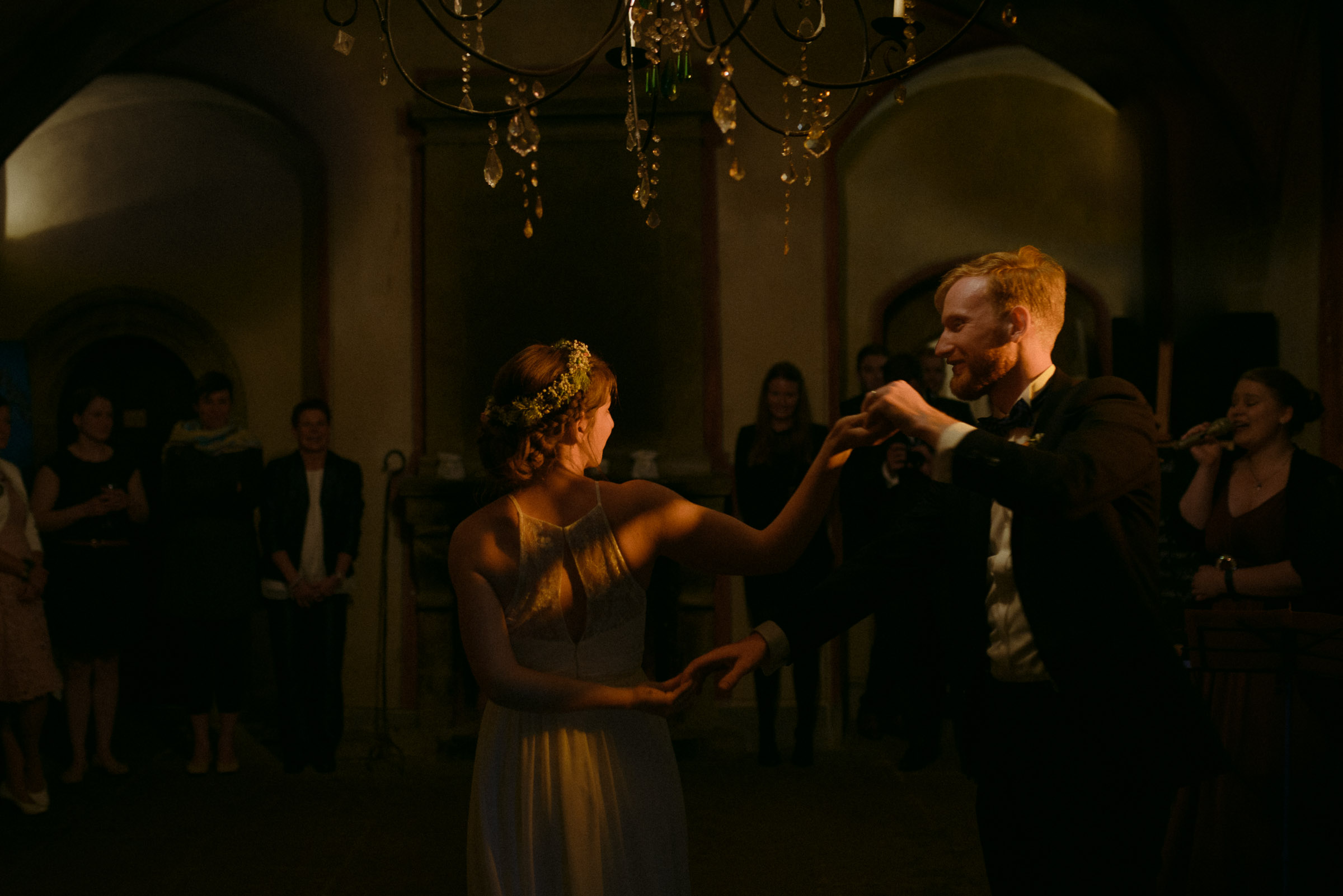 Outdoor-Hochzeit: Eröffnungstanz des Brautpaars im abendlichen Sonnenschein