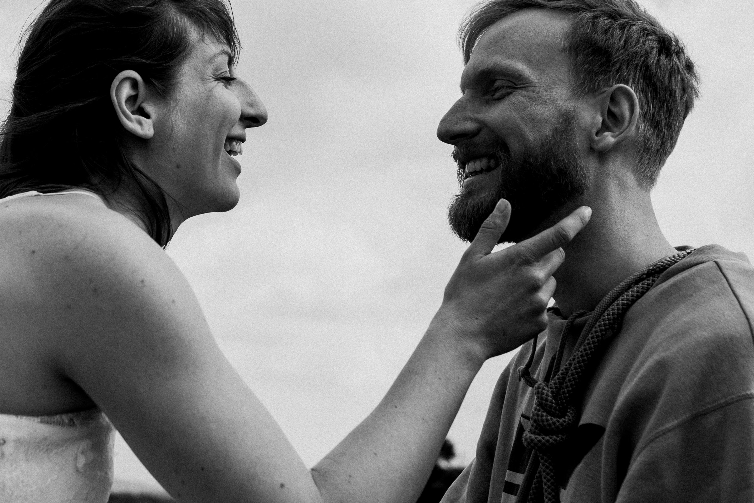 Outdoor-Hochzeit: Brautpaar lacht sich an