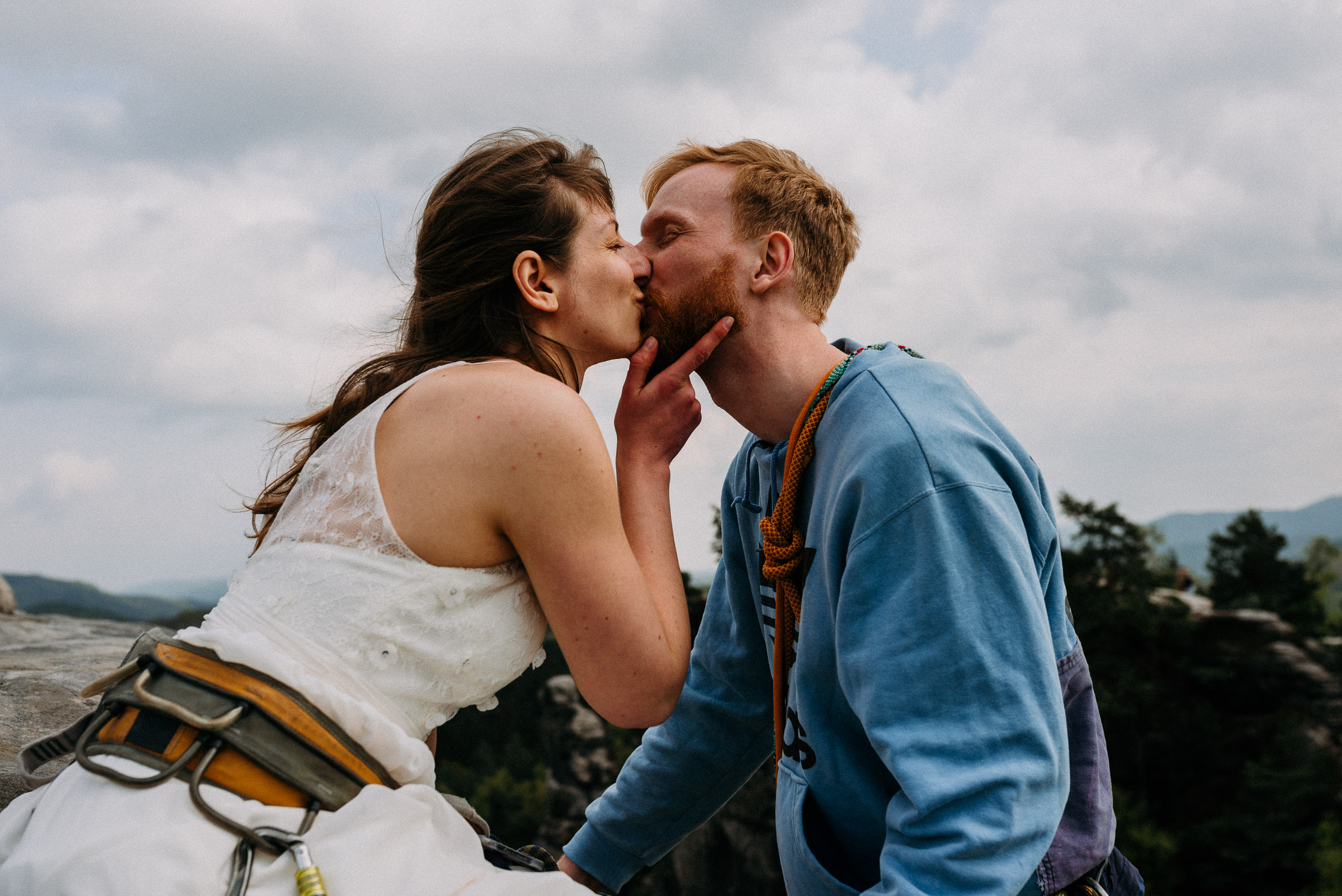 Outdoor-Hochzeit: Brautpaar küsst sich