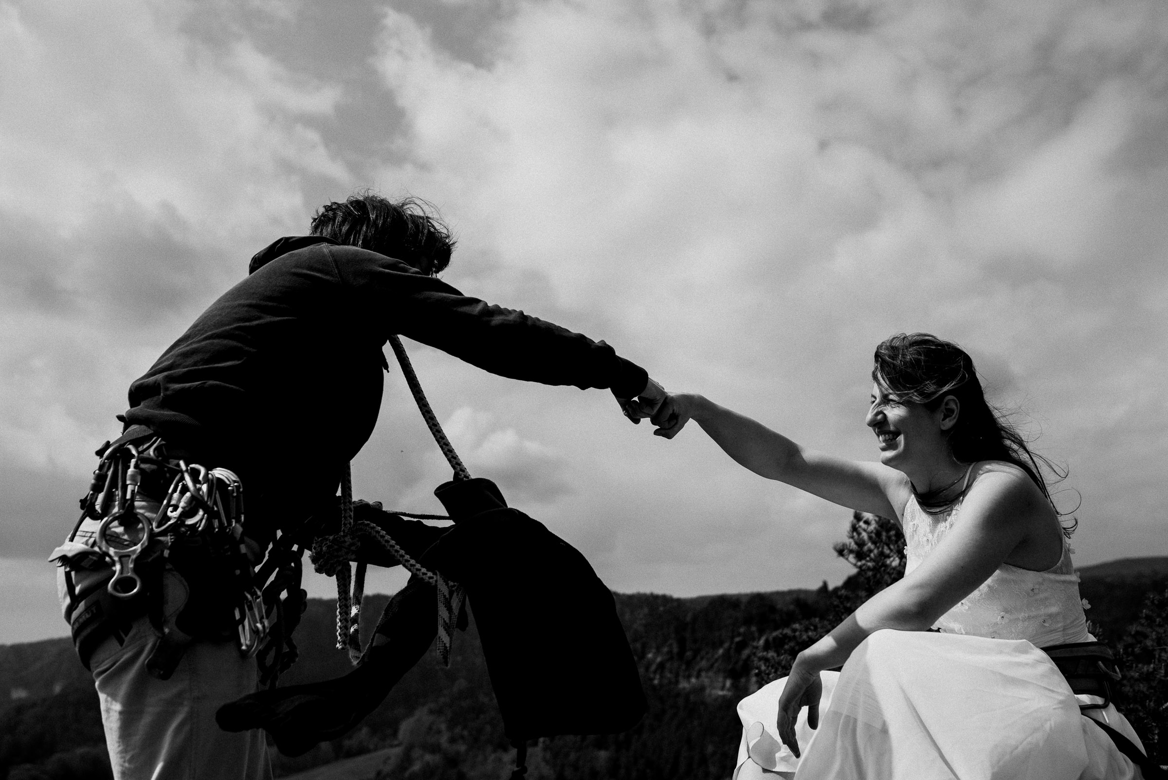 Outdoor-Hochzeit: Brautpaar macht Ghetto-Faust