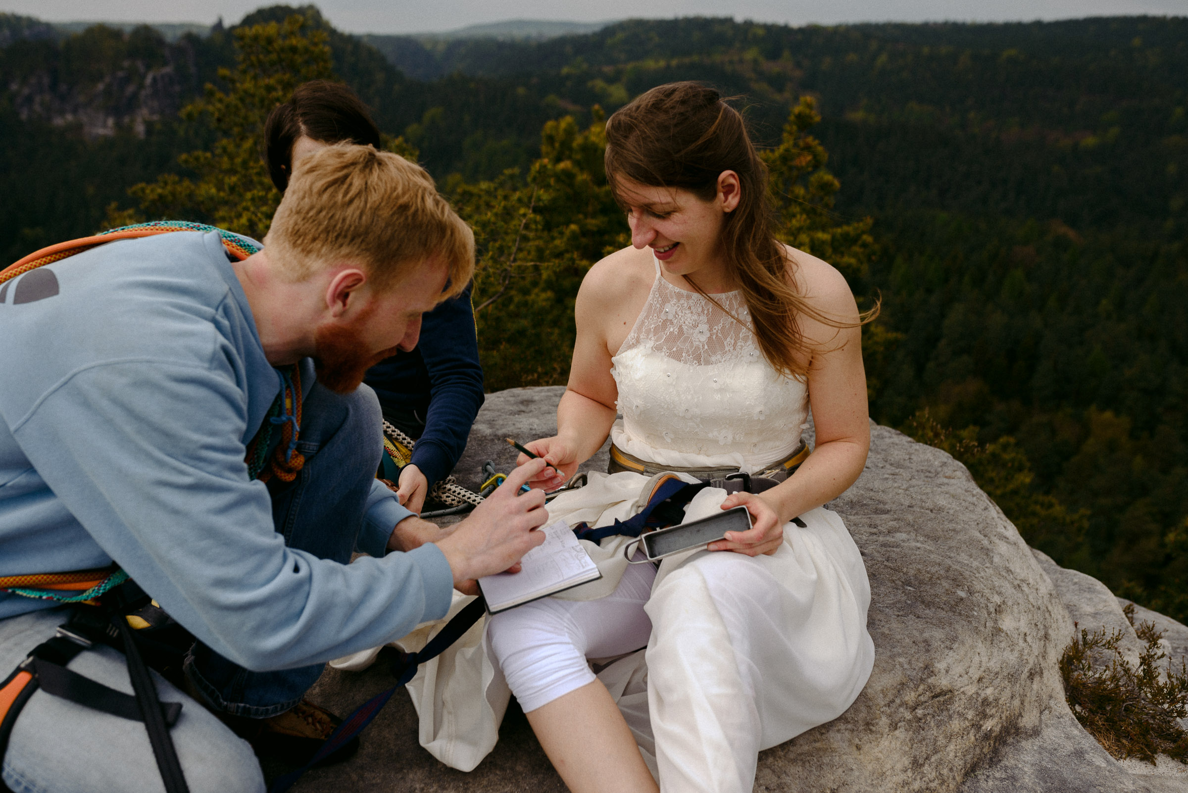 Outdoor-Hochzeit: Brautpaar auf dem Gipfel
