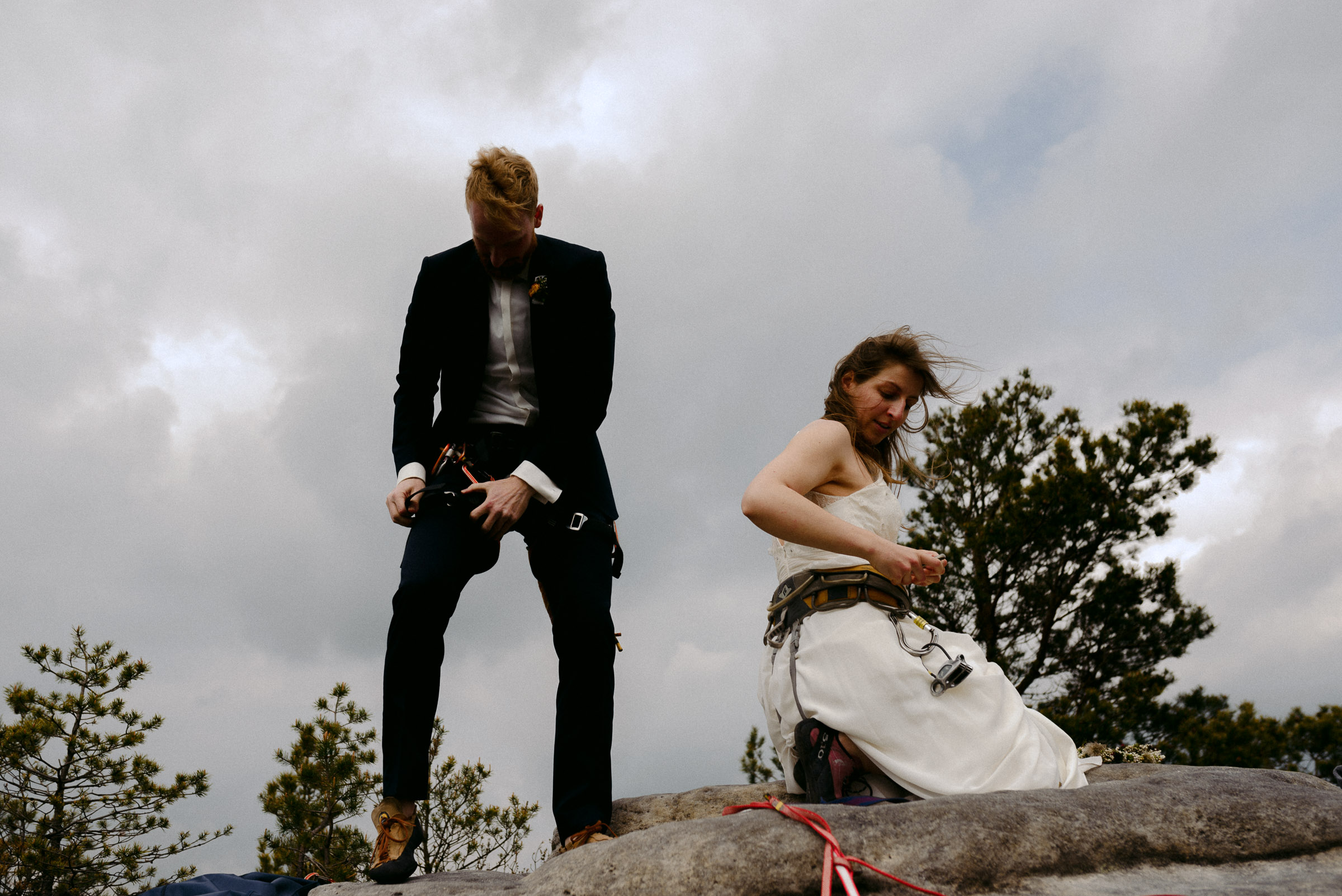 Outdoor-Hochzeit: Brautpaar beim Sichern der Seile