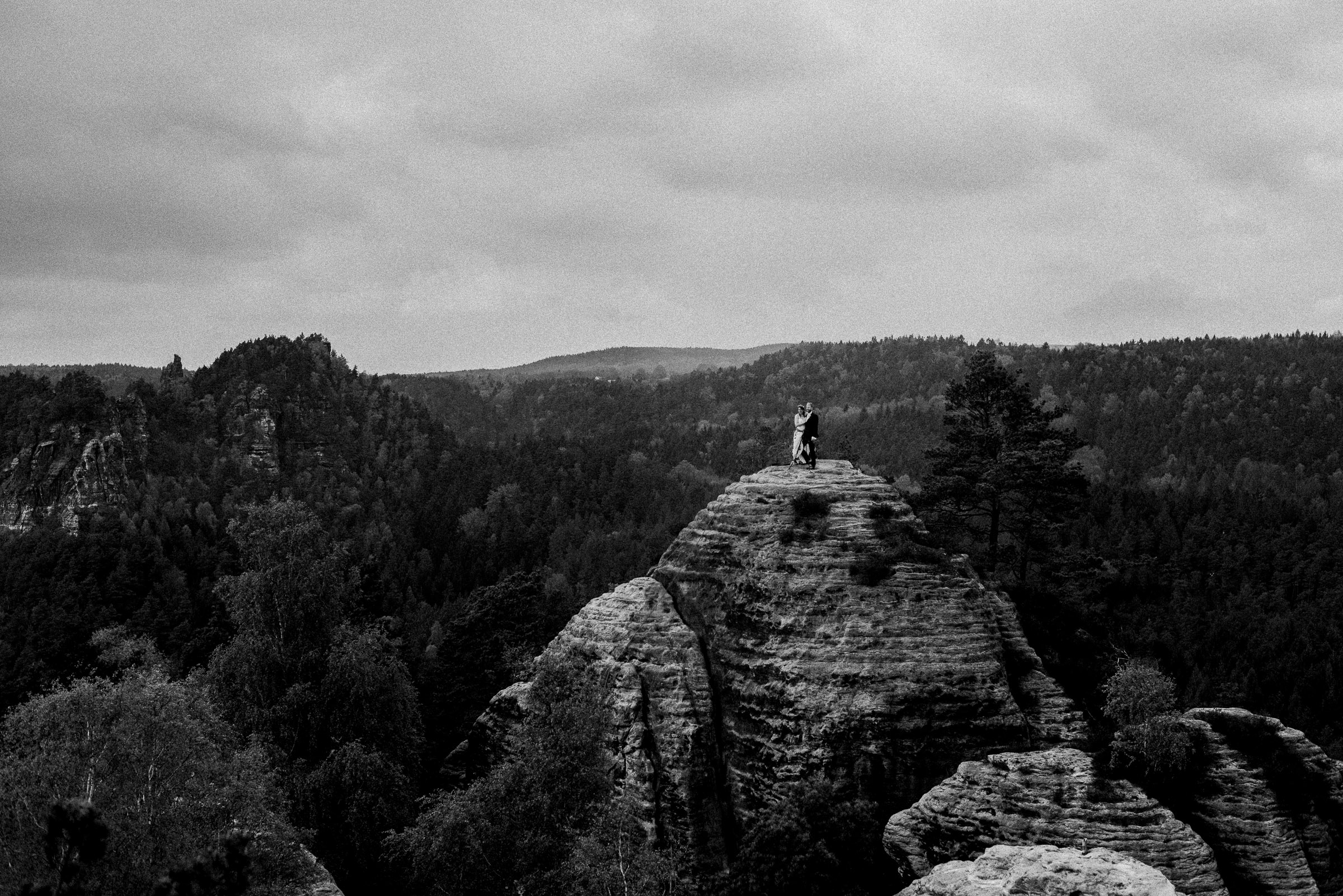 Outdoor-Hochzeit: Panorama-Aufnahme des Brautpaars auf dem Gipfel