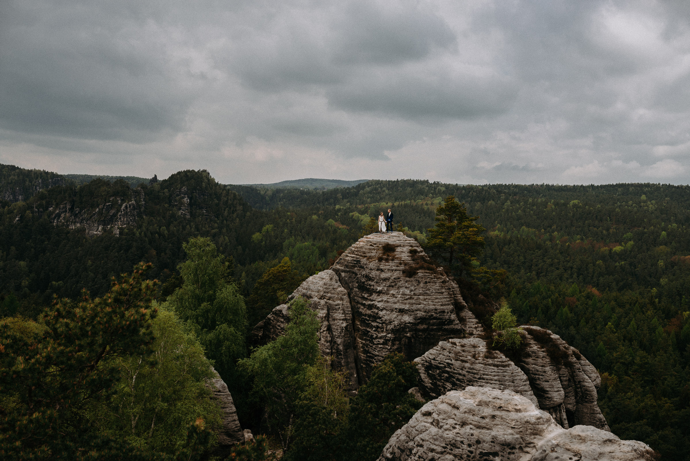Outdoor-Hochzeit: Panorama-Aufnahme des Brautpaars auf dem Gipfel