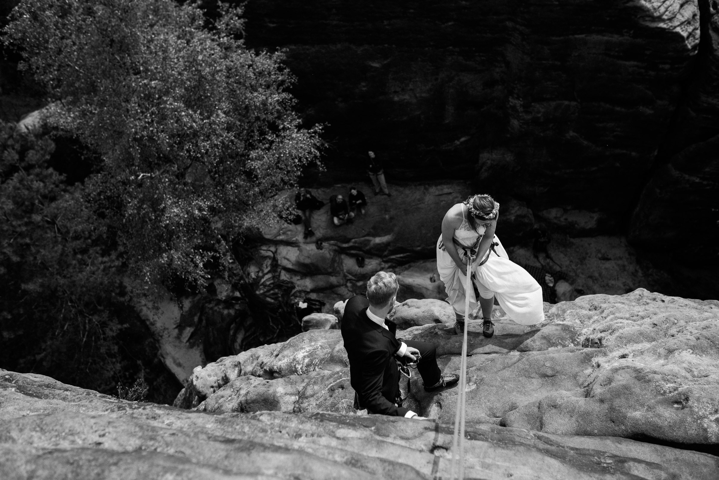 Outdoor-Hochzeit: Brautpaar beim Abseilen