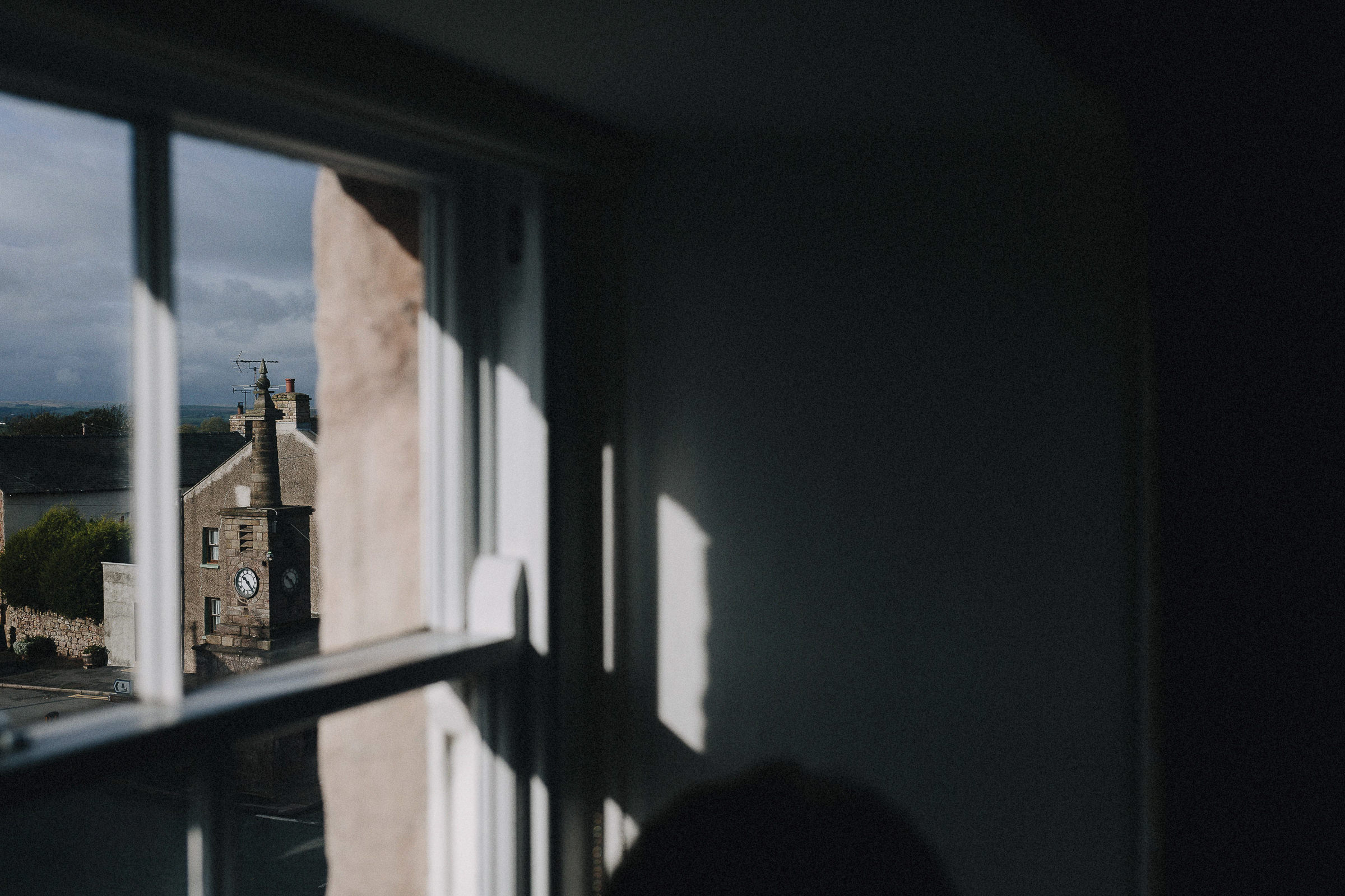 Britische Hochzeit: Blick aus dem Fenster, die Sonne scheint