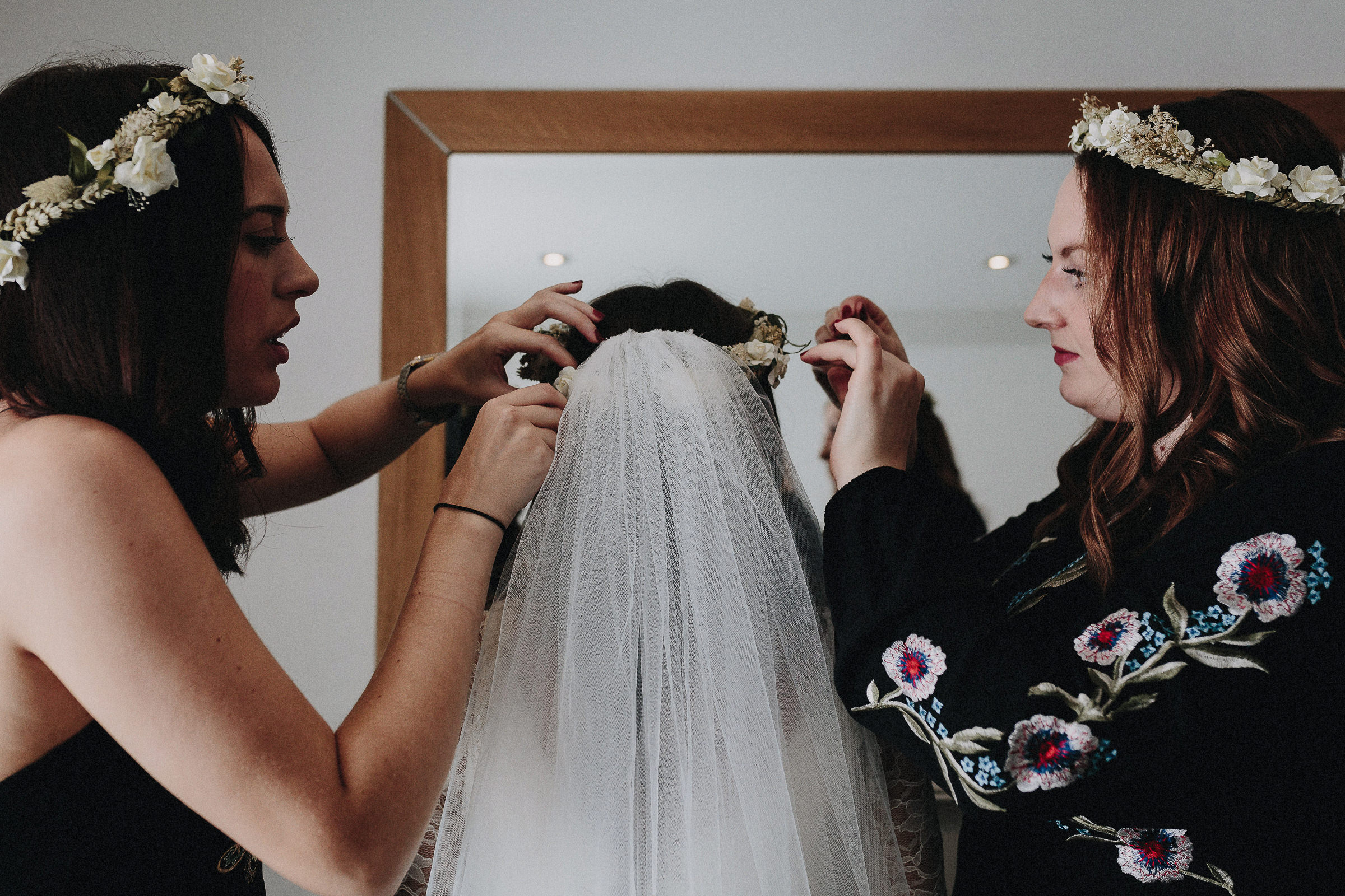 Britische Hochzeit: Brautjungfern stecken Braut den Schleier an