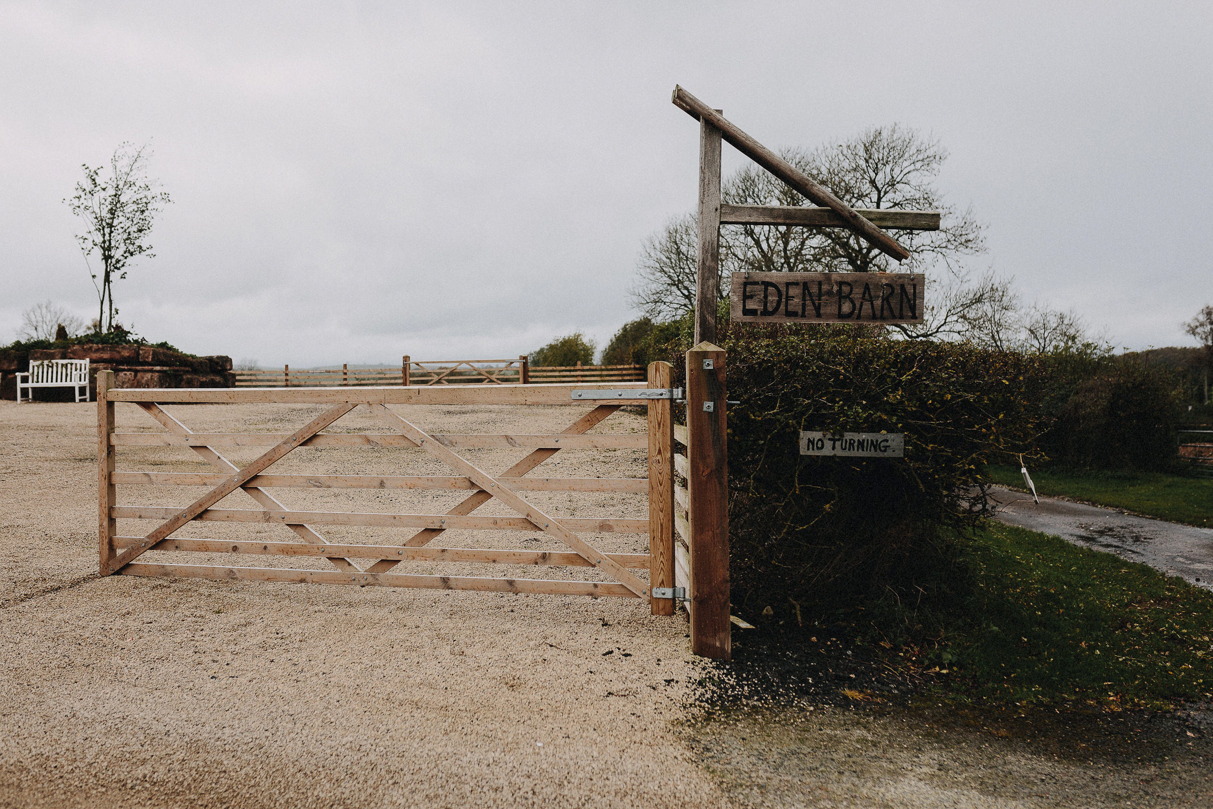 Britische Hochzeit: Eingang zur Hochzeitslocation Eden Barn