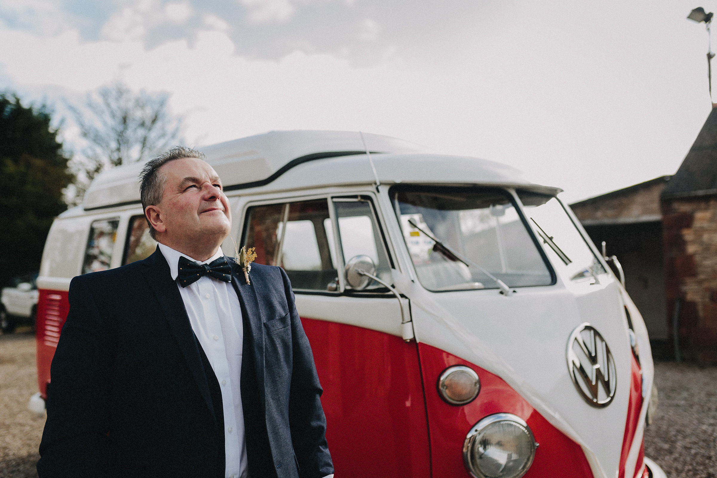 Britische Hochzeit: Brautvater schaut in den Himmel