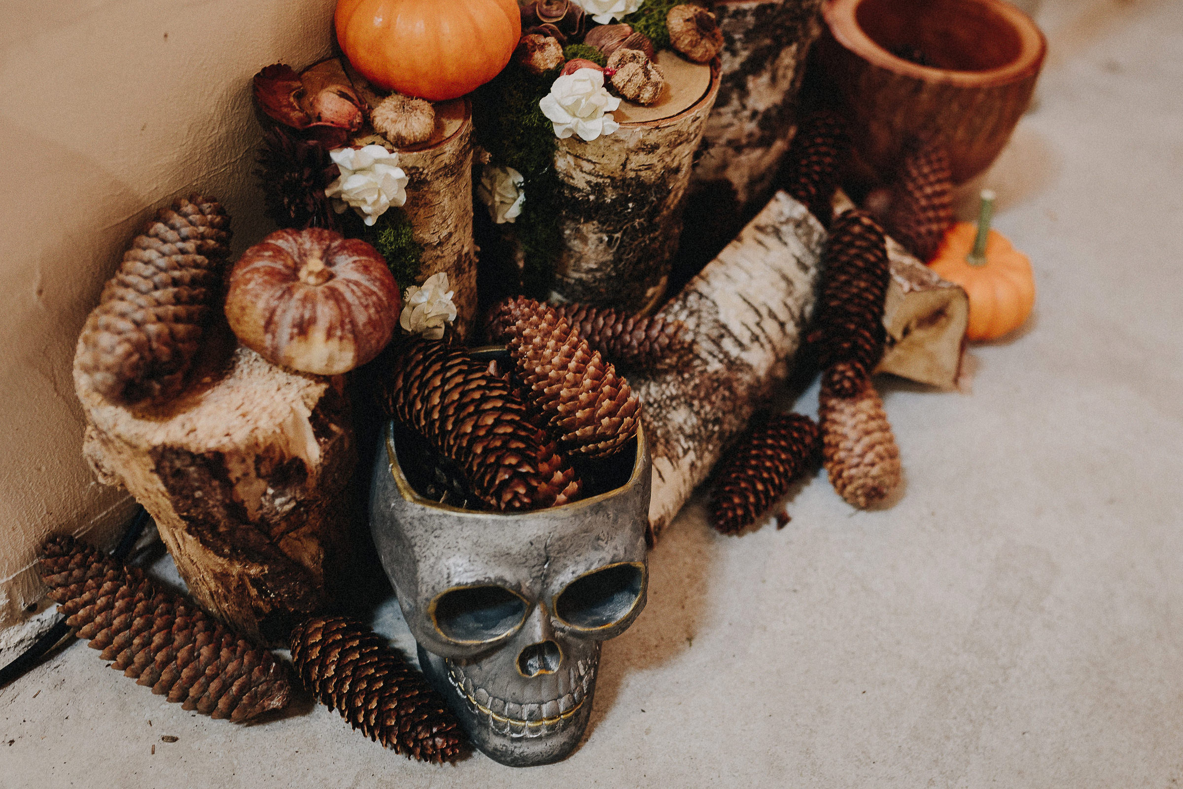 Britische Hochzeit: Totenkopf als Halloween-Dekoration