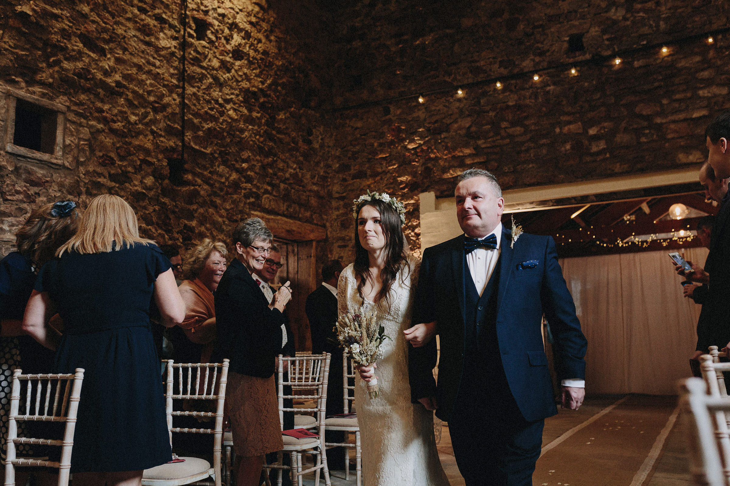 Britische Hochzeit: Braut wird vom Brautvater hereingeführt