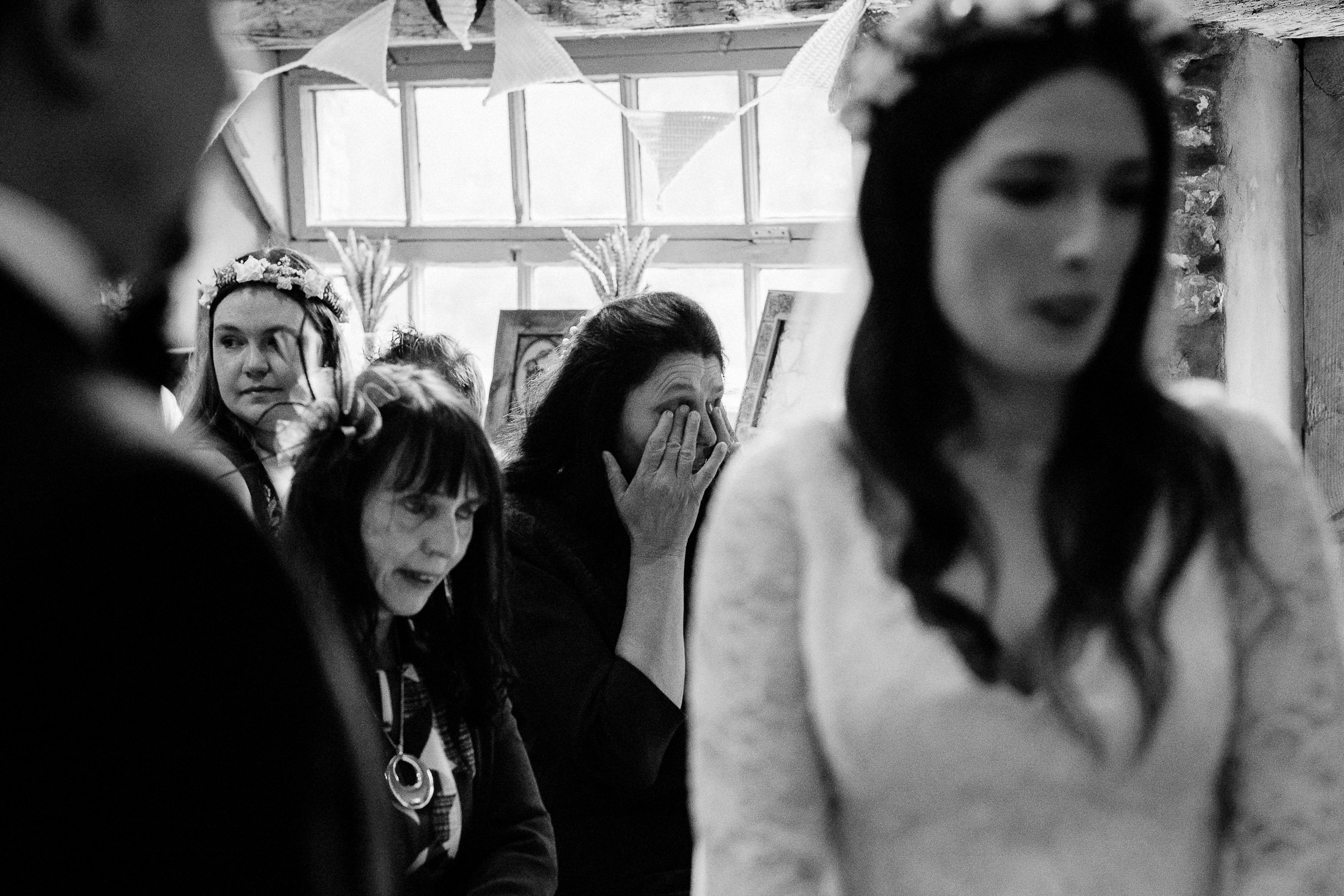 Britische Hochzeit: weinende Hochzeitsgäste