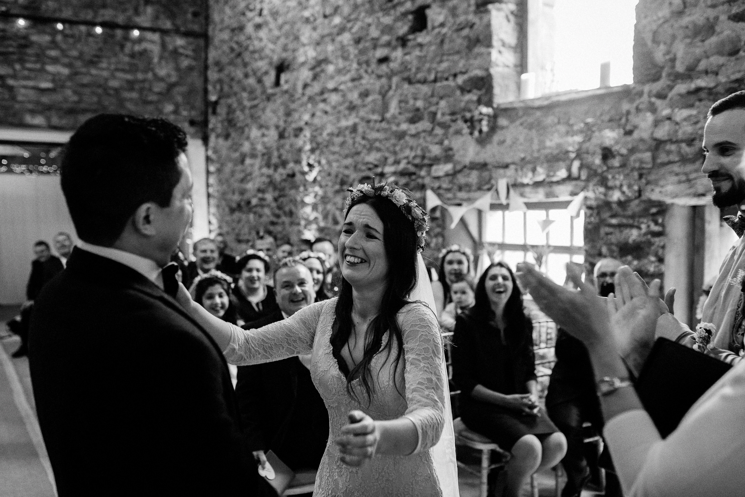 Britische Hochzeit: Braut umarmt Bräutigam