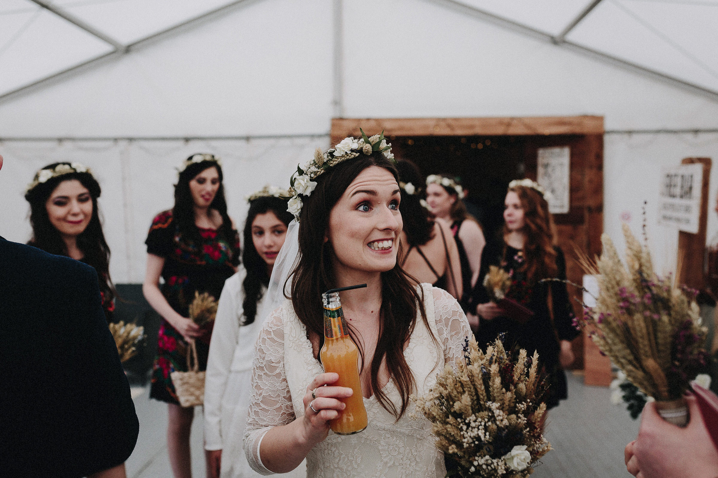 Britische Hochzeit: Braut mit Limonadenflasche