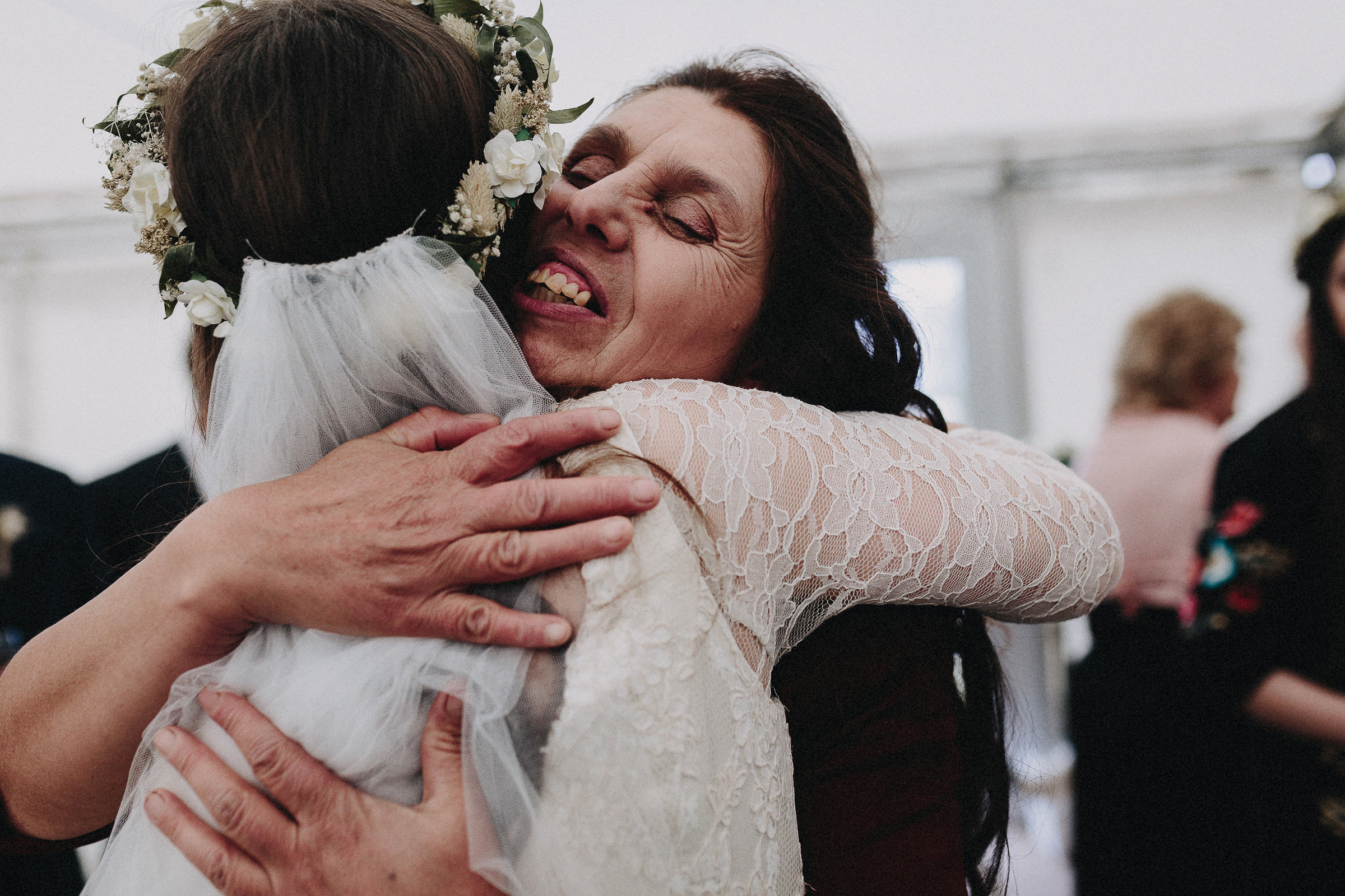 Britische Hochzeit: Braut wird umarmt