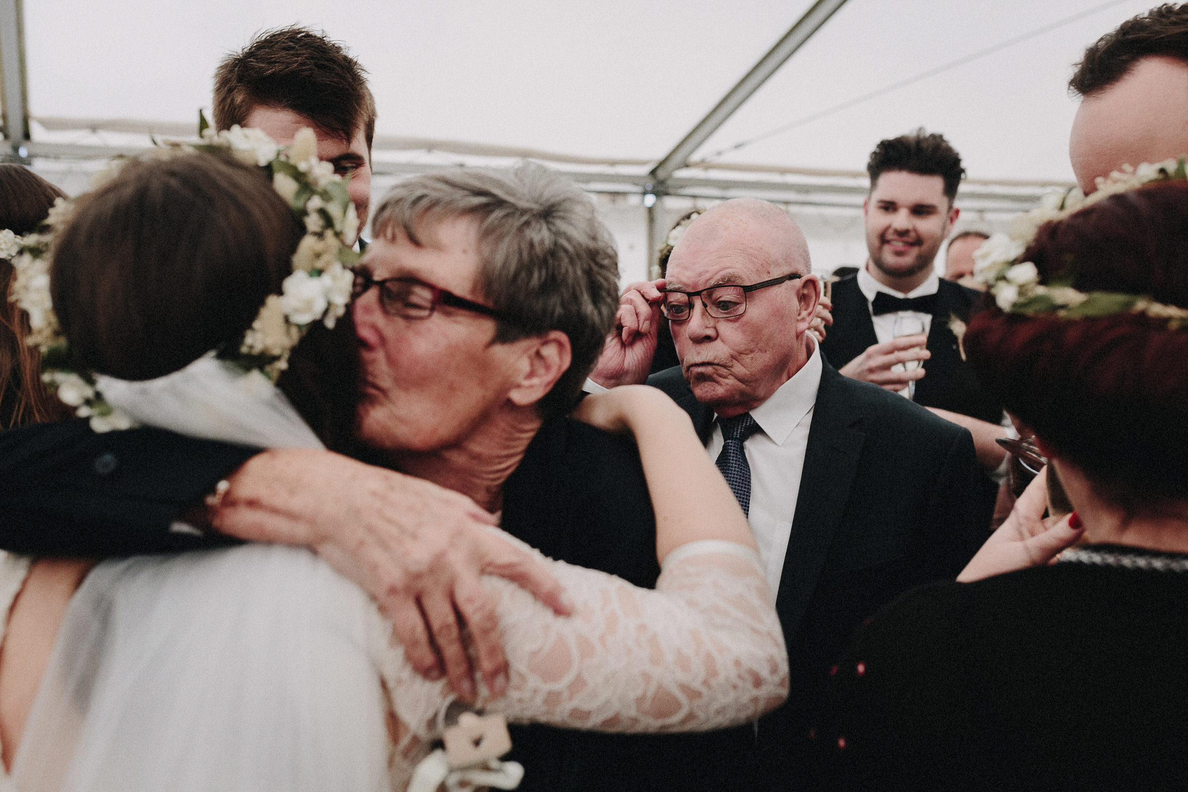 Britische Hochzeit: Hochzeitsgäste gratulieren