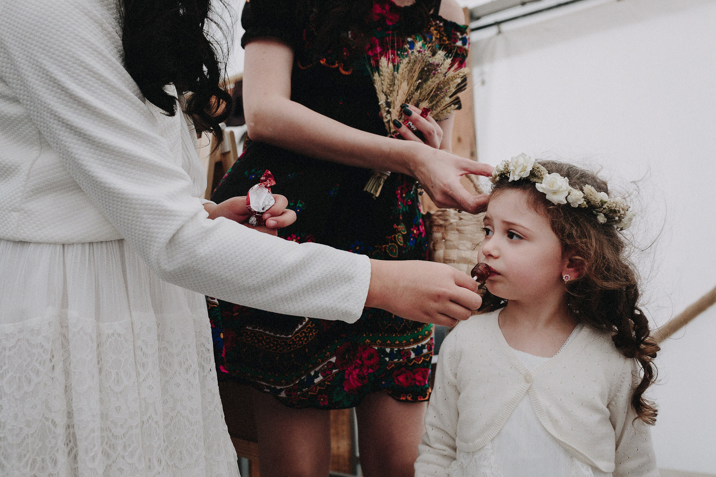 Britische Hochzeit: Kind mit Blumenkranz