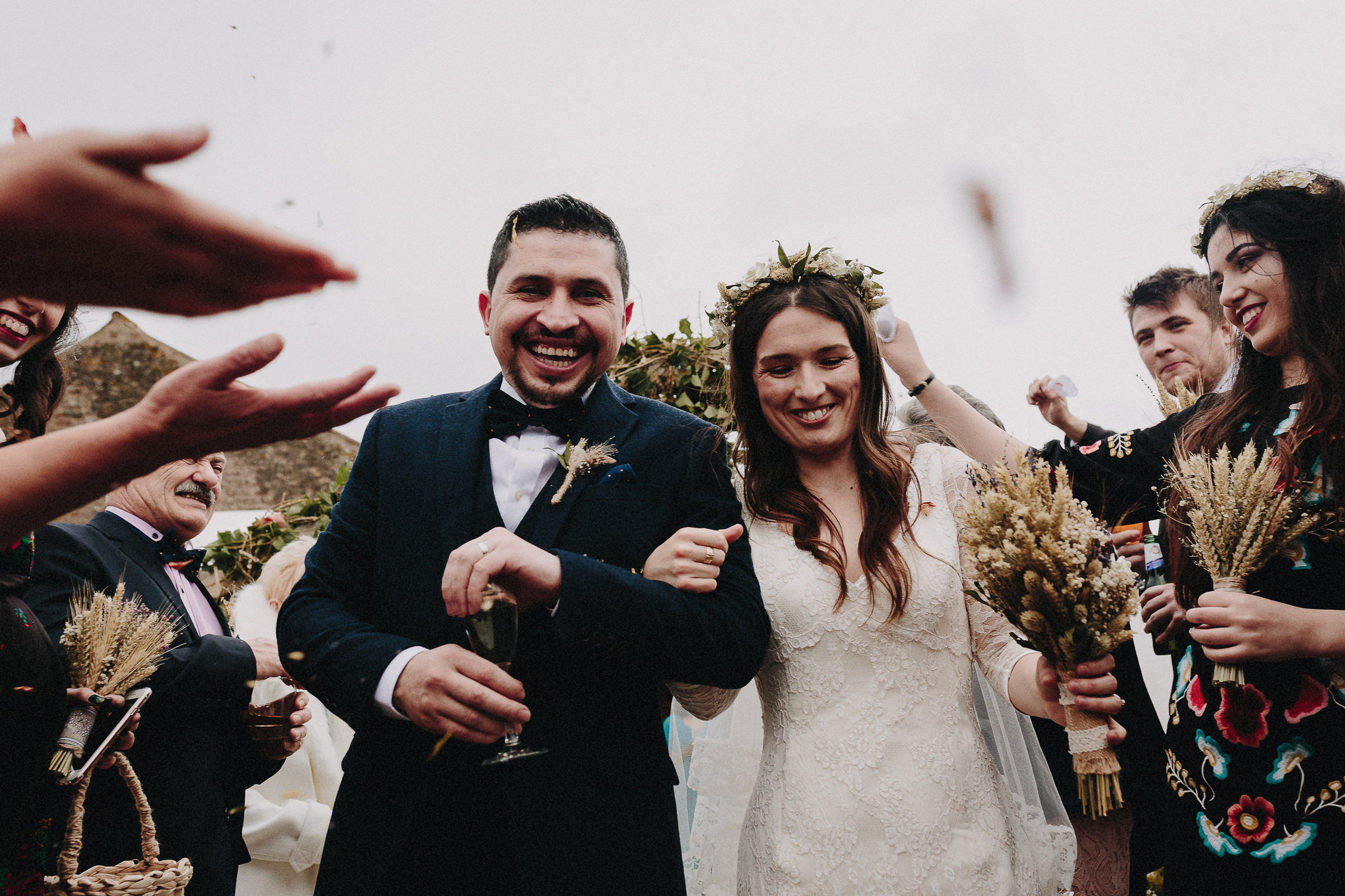 Britische Hochzeit: Auszug des strahlenden Brautpaars