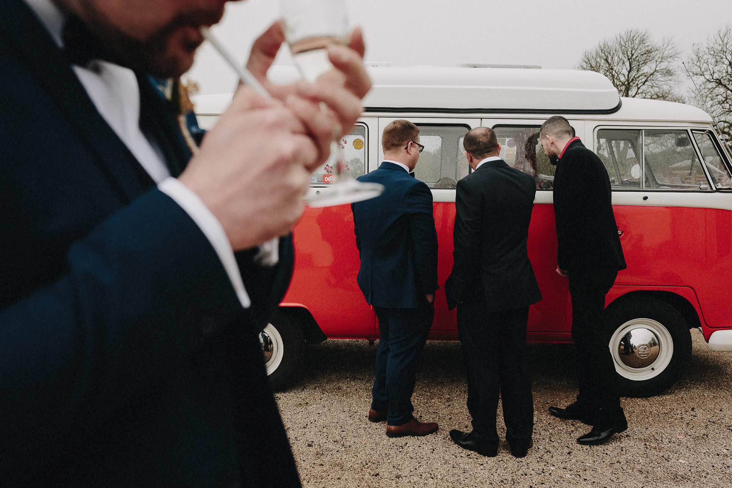 Britische Hochzeit: Hochzeitsgäste schauen durch die Autofenster in den Bulli