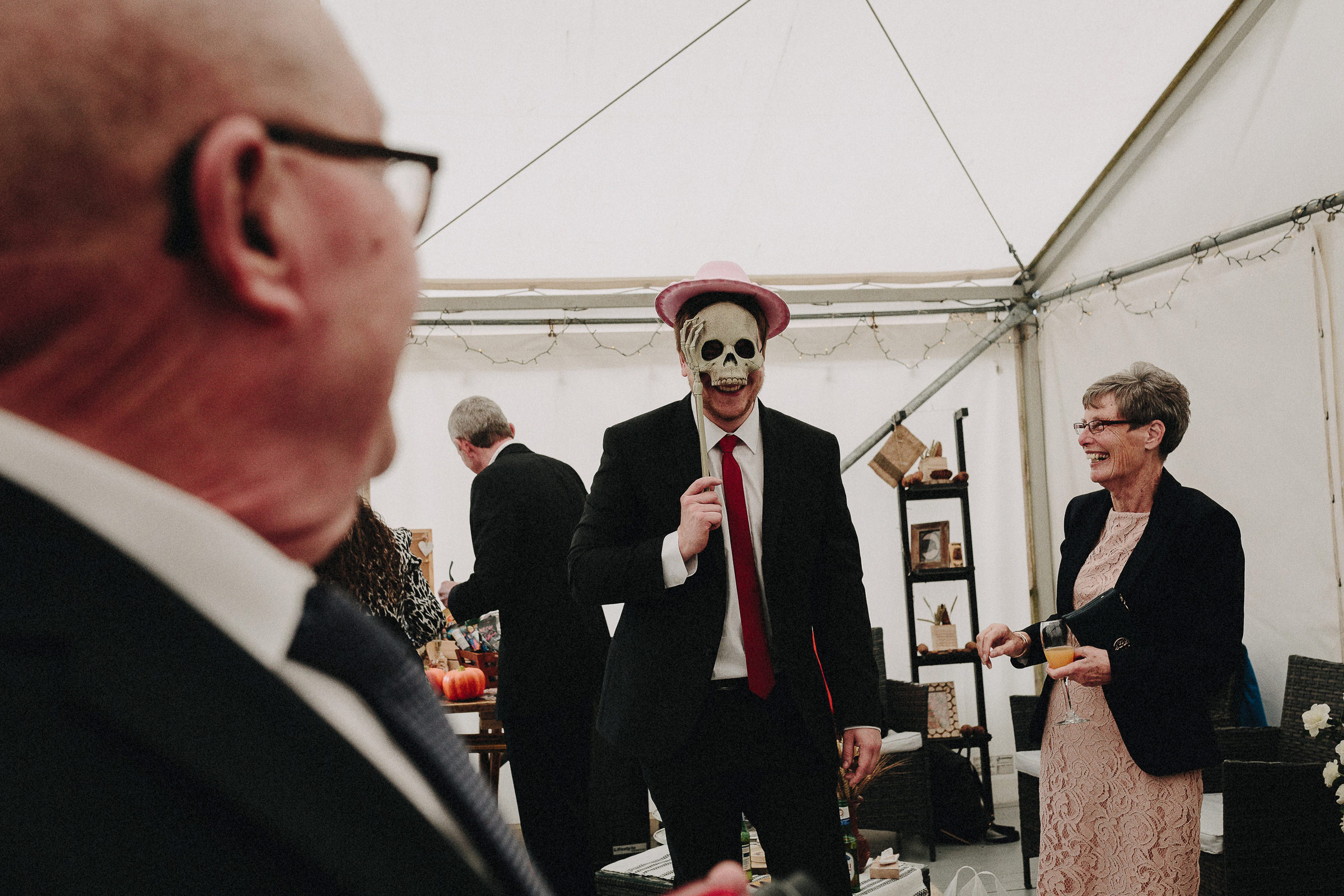 Britische Hochzeit: Hochzeitsgast mit Totenkopfmaske