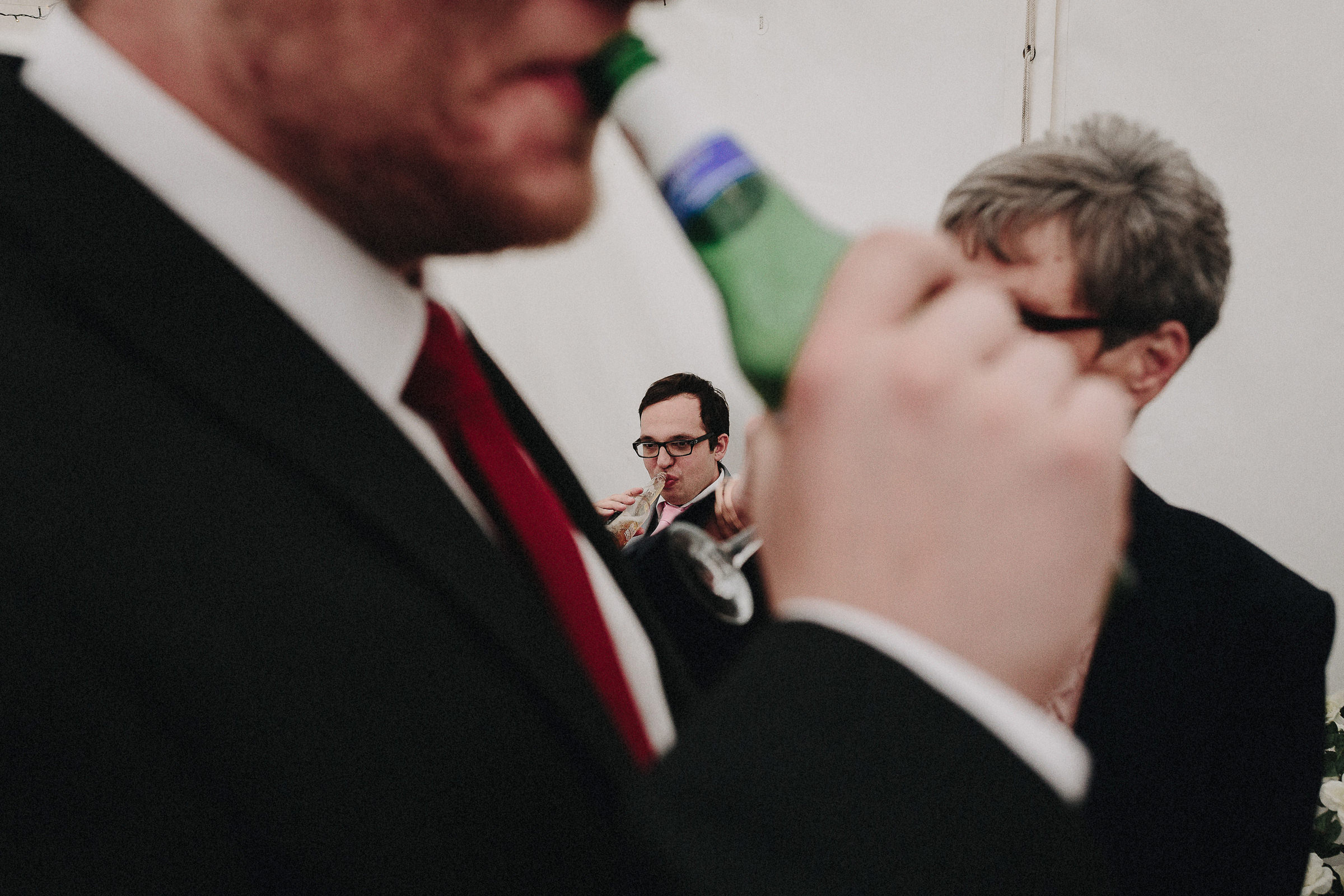 Britische Hochzeit: trinkende Hochzeitsgäste