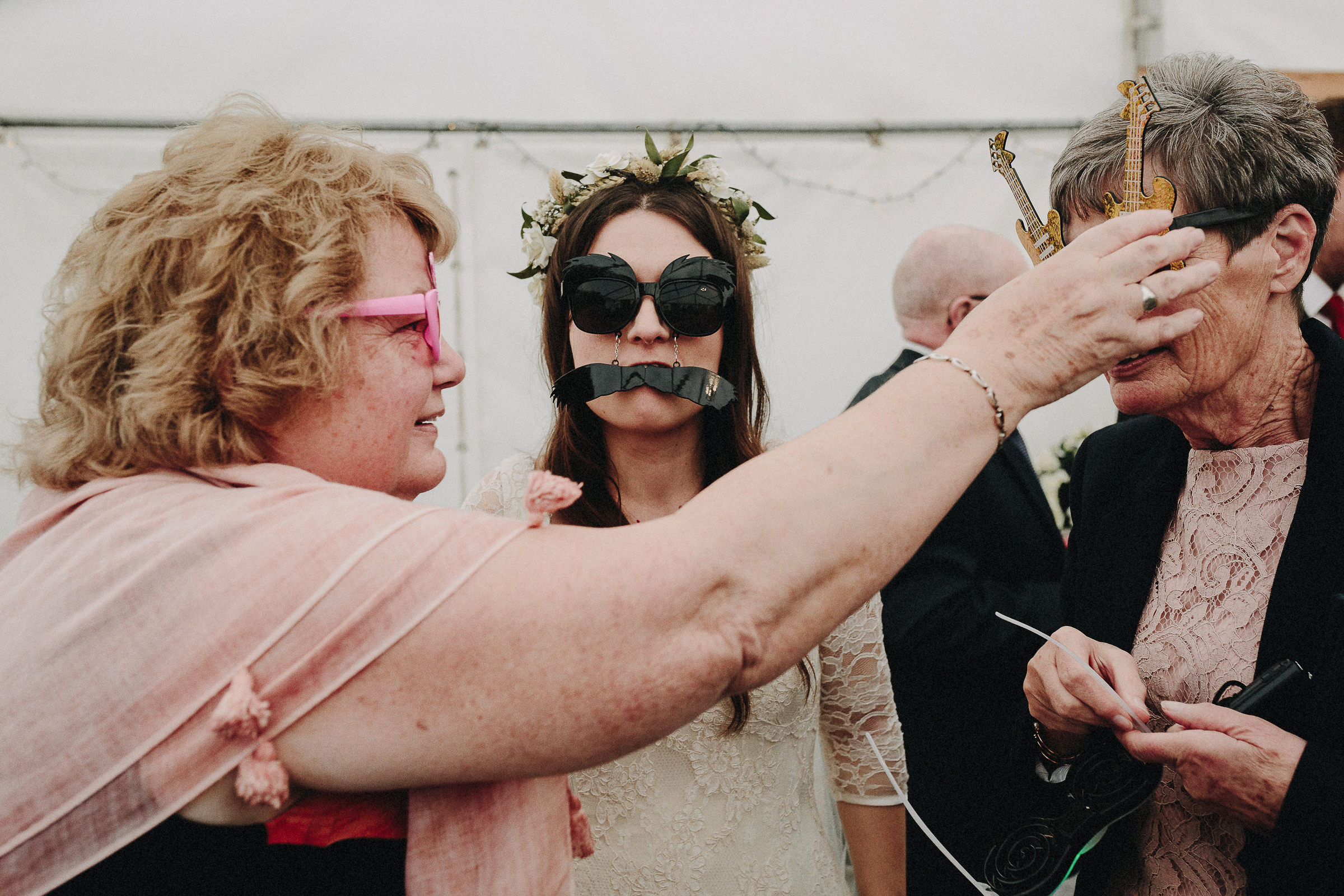 Britische Hochzeit: Hochzeitsgäste mit Party-Masken